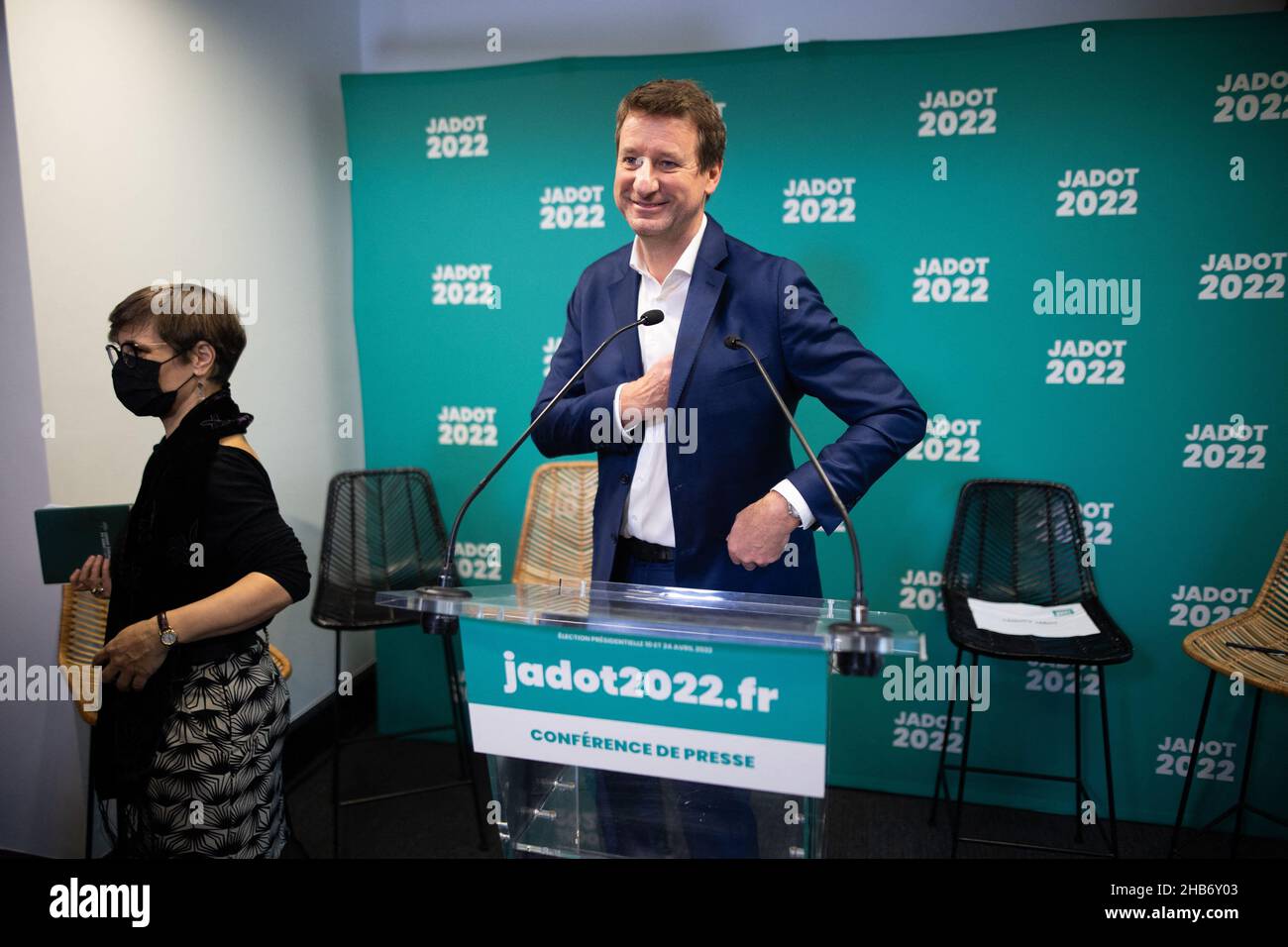 Paris, Frankreich. 17th Dez 2021. Yannick Jadot, Kandidat der Europäischen Ökologie Les Verts für die Präsidentschaftswahl 2022, hält eine Pressekonferenz zum Thema Ökologie ab, um der Arbeit wieder Bedeutung zu verleihen, Am 17. Dezember 2021 stellt er sein Projekt zur Vereinbarkeit von Arbeit und besserem Leben in einer Welt im Wandel im EELV-Kampagnenhauptsitz in Paris vor. Foto von Raphael Lafargue/ABACAPRESS.COM Quelle: Abaca Press/Alamy Live News Stockfoto