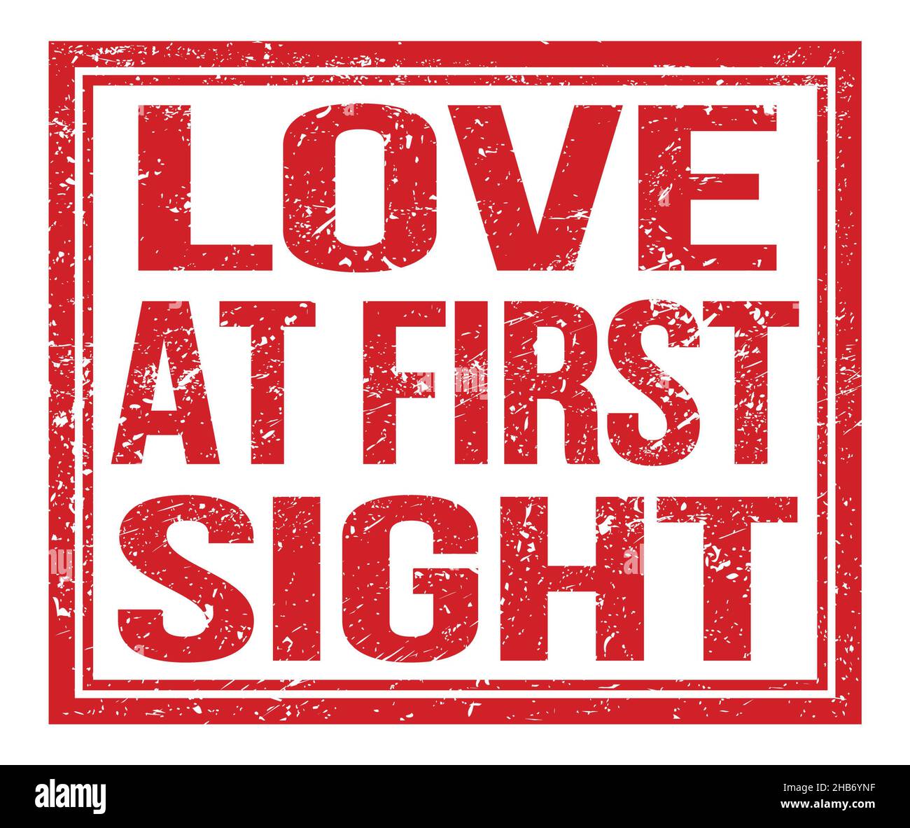 LIEBE AUF DEN ERSTEN BLICK, geschrieben auf rotem grungy Briefmarkenschild Stockfoto