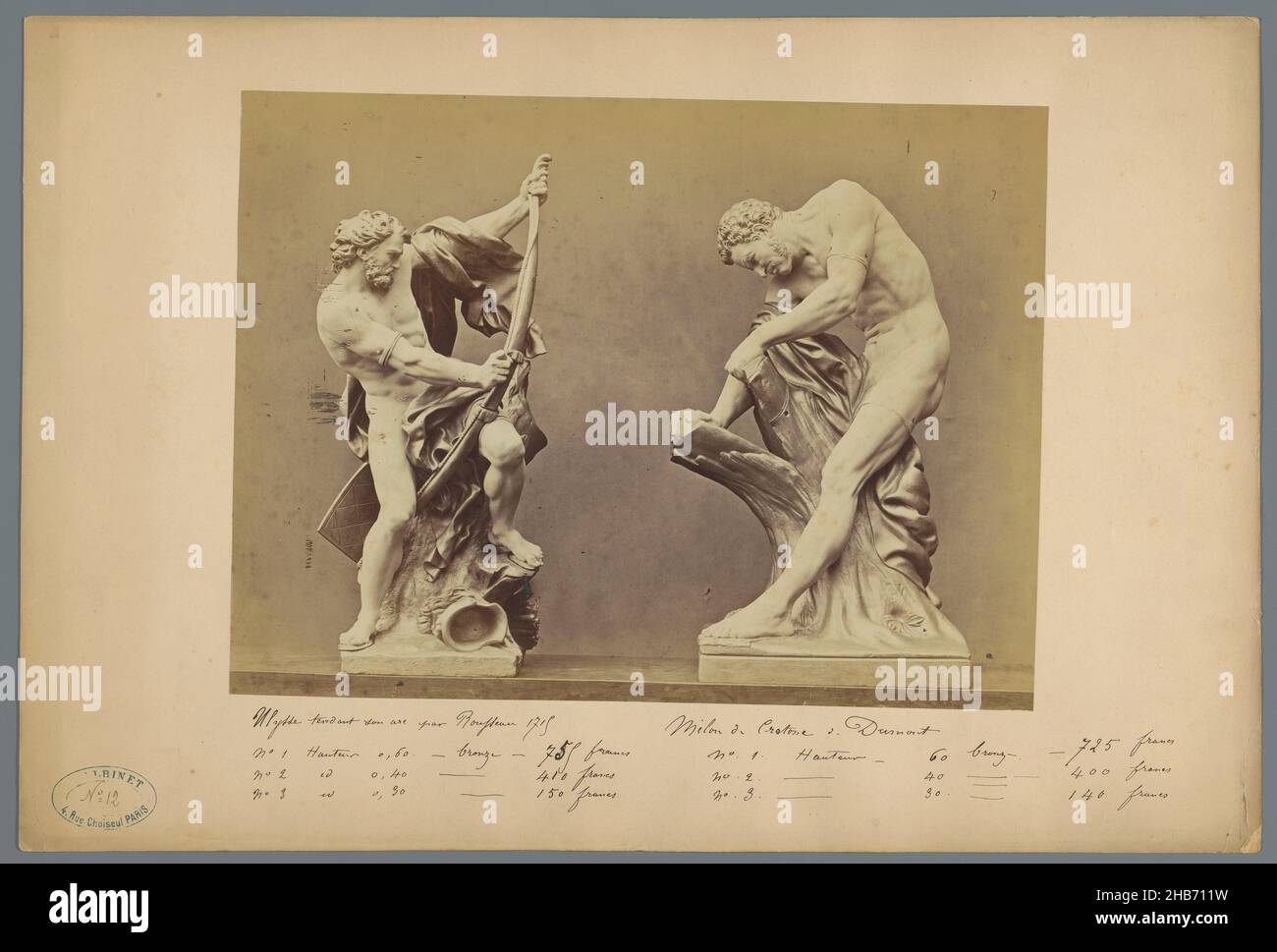 Zwei Skulpturen, links: Eine Reproduktion einer Skulptur des Odysseus, rechts: Eine Reproduktion einer Skulptur von Milo von Croton von Edme Dumont., anonym (auf Objekt erwähnt), Europa, c. 1875 - c. 1900, Karton, Albumin-Print, Höhe 223 mm × Breite 297 mm Stockfoto