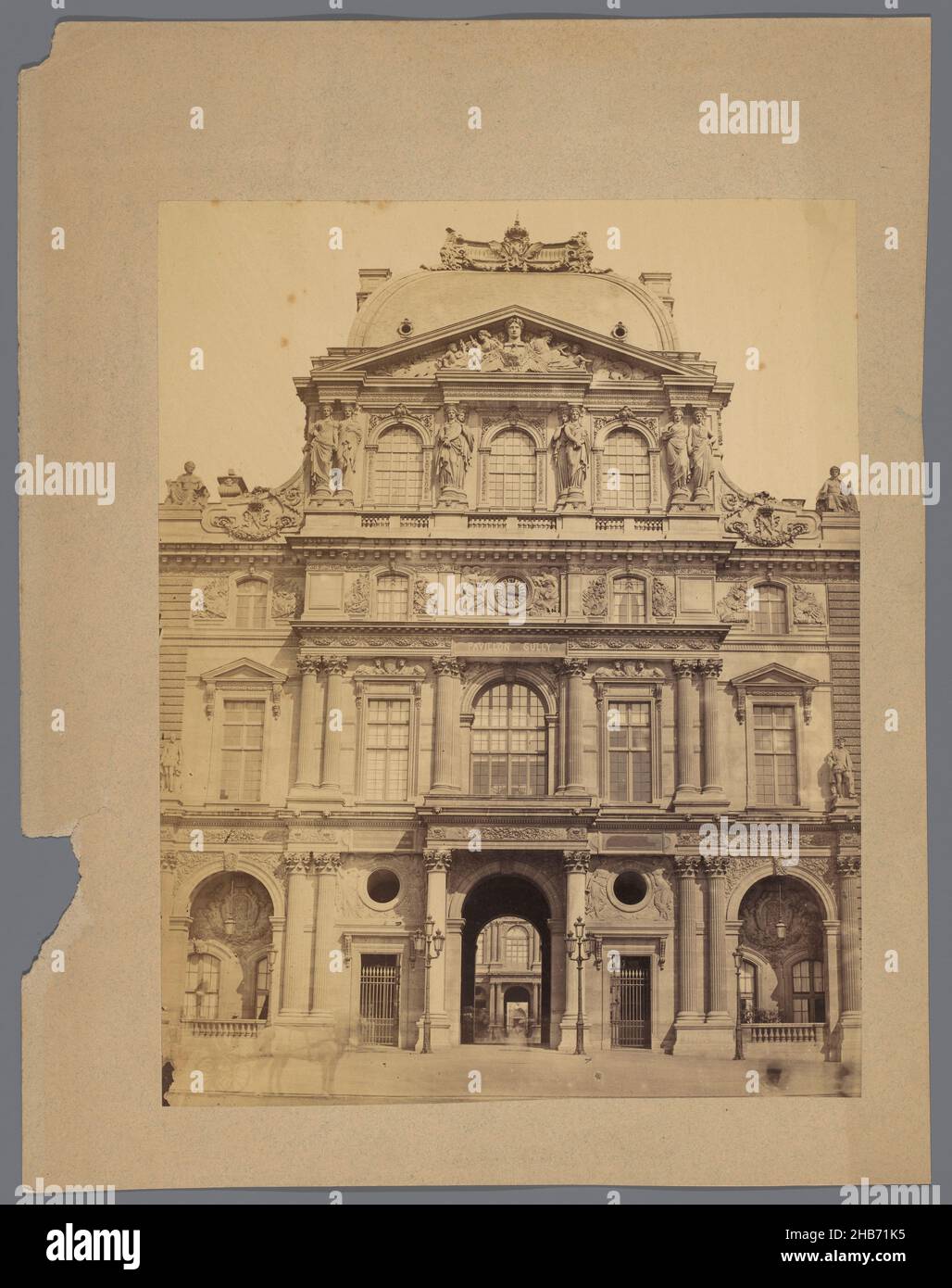 Ansicht des Pavillon Sully des Louvre in Paris, anonym, Paris, 1850 - 1900, Karton, Albumin-Print, Höhe 325 mm × Breite 257 mm Stockfoto