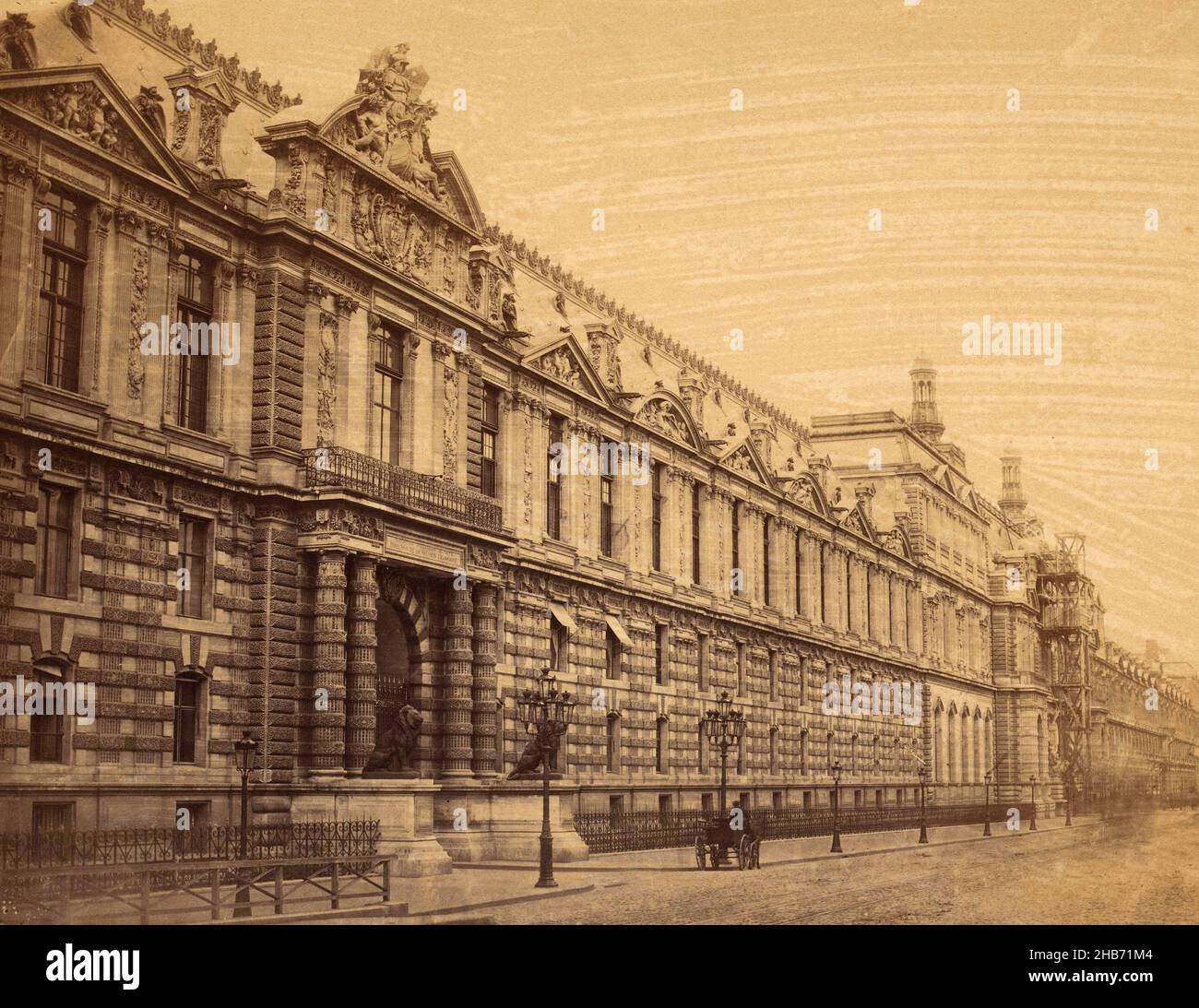 Ansicht eines Flügels des Louvre in Paris, anonym, Paris, 1850 - 1900, Karton, Albumin-Print, Höhe 249 mm × Breite 323 mm Stockfoto