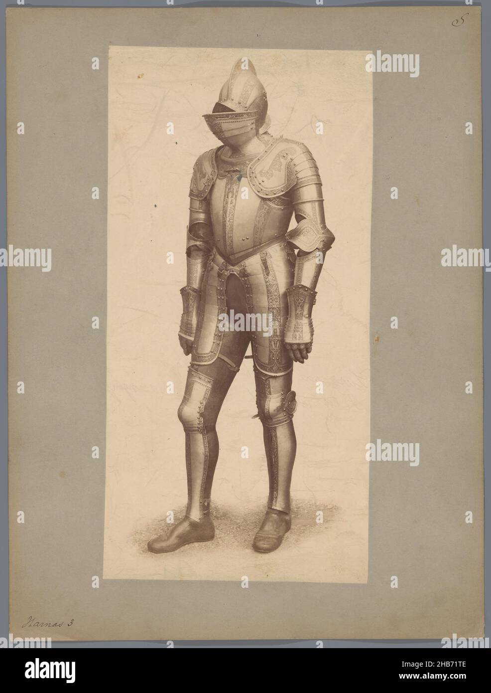 Rüstung mit Helm, anonym, 1850 - 1900, fotografische Unterstützung, Karton, Albumin-Print, Höhe 344 mm × Breite 259 mm Stockfoto