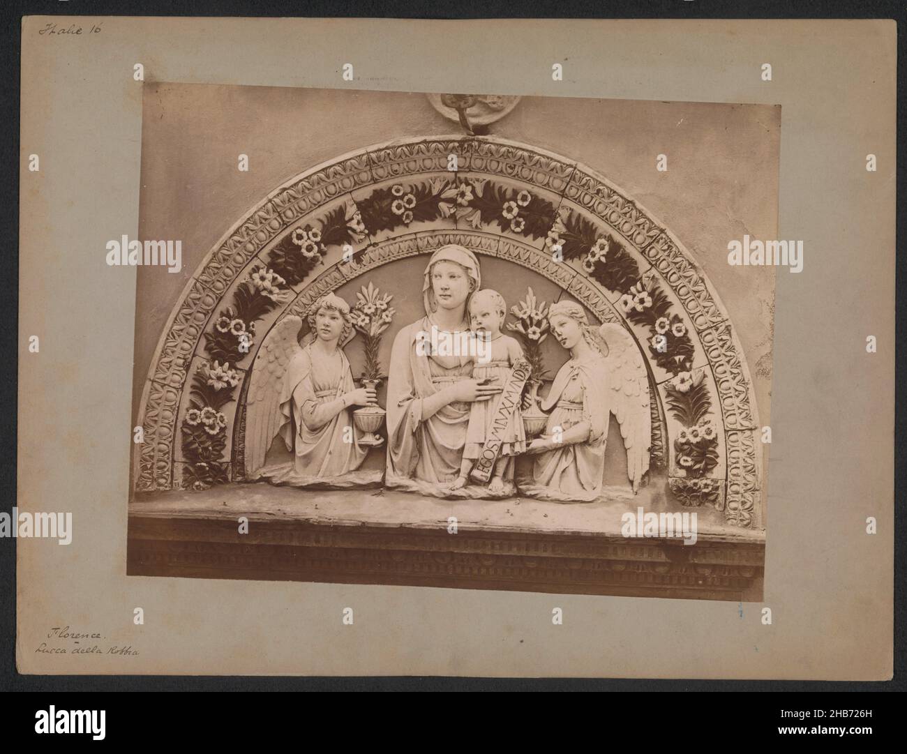 Madonna di Via dell'Agnolo von Lucca della Robbia, anonym, Florenz, 1850 - 1900, Karton, Albumin-Print, Höhe 259 mm × Breite 344 mm Stockfoto