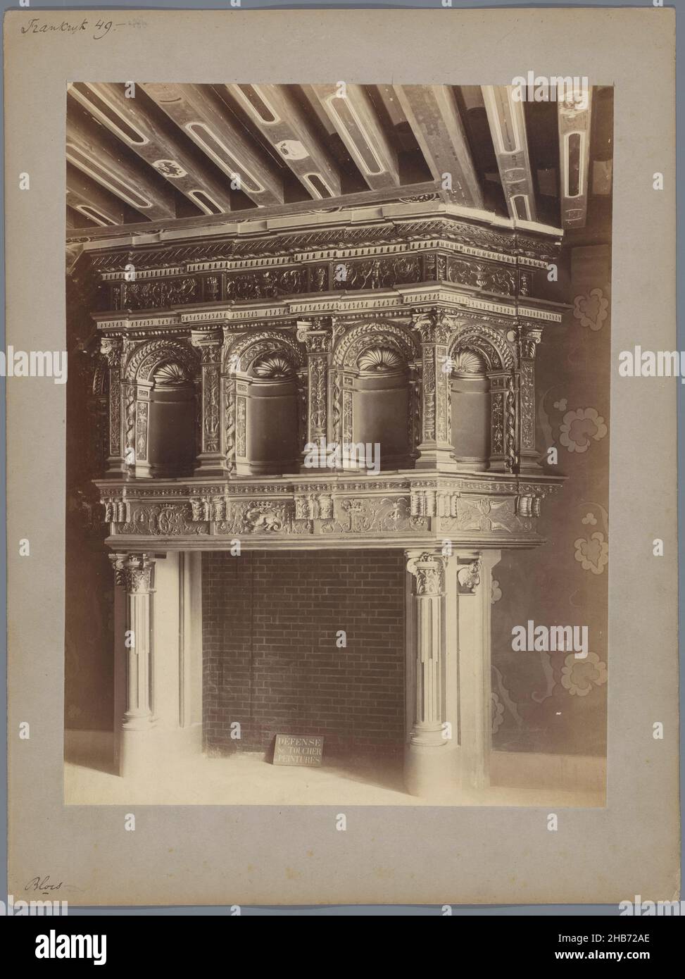 Chimneypiece in the Castle of Blois, anonymous, Kasteel van Blois, 1850 - 1900, Karton, Albumin-Print, Höhe 344 mm × Breite 259 mm Stockfoto