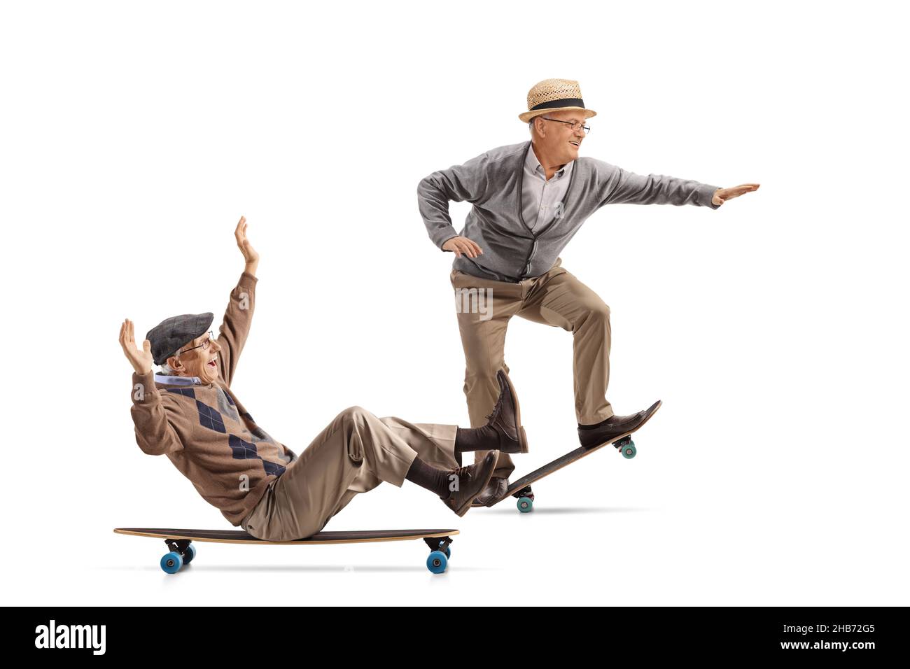 Zwei ältere Männer reiten auf Skateboards isoliert auf weißem Hintergrund Stockfoto