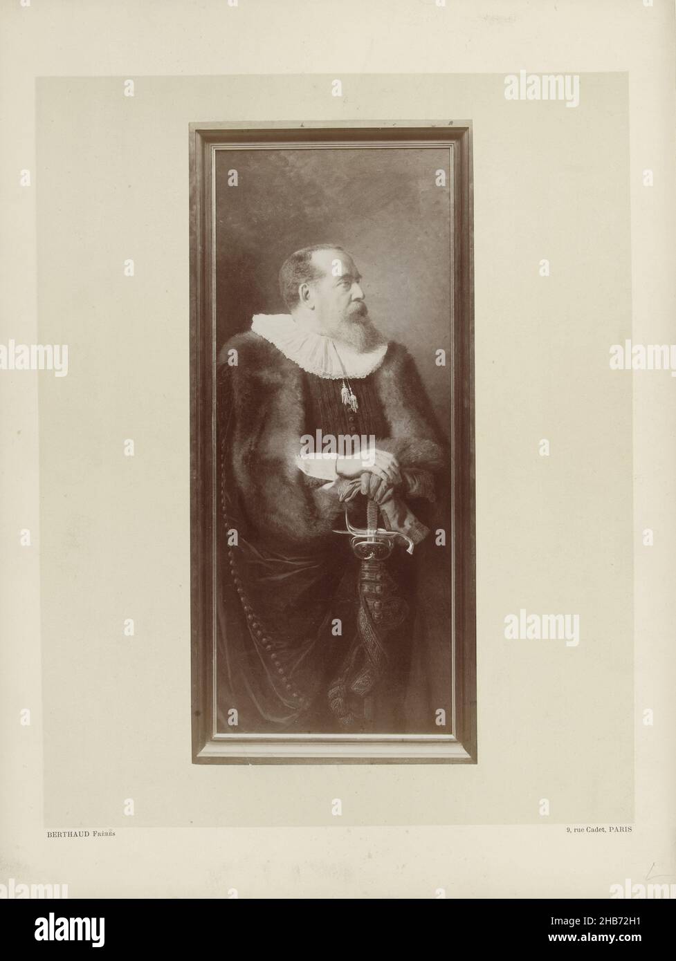 Fotoreproduktion eines gemalten Portraits des Grafen Andrzej Jerzy Mniszech in Kostüm aus dem 17. Jahrhundert, CTE André Minszech en costume de 17ème siècle (Titel auf Objekt), Berthaud Frères (erwähnt auf Objekt), nach: Anonym, Frankreich, c. 1890 - 1905, Papier, Karton, Albumin-Druck, Höhe 282 mm × Breite 125 mmhöhe 400 mm × Breite 300 mm Stockfoto