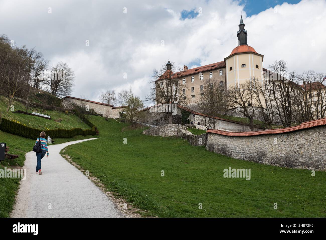 Skofja Loka, Slowenien - 04 07 2018 die Schlossdomäne und der Park des Dorfes Stockfoto
