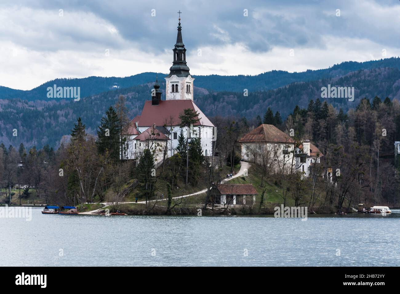 Bled, Slowenien, 04 11 2018: Blick über den Bleder See, das Schloss und die Berge Stockfoto