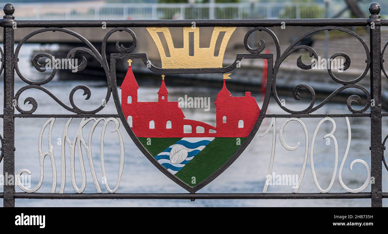 Wappen aus Schmiedeeisen mit einer Kirche und dem Rathaus auf der Brücke, die die beiden Teile von Skælskør, einer Stadt in Dänemark, verbindet, 10. August 2021 Stockfoto