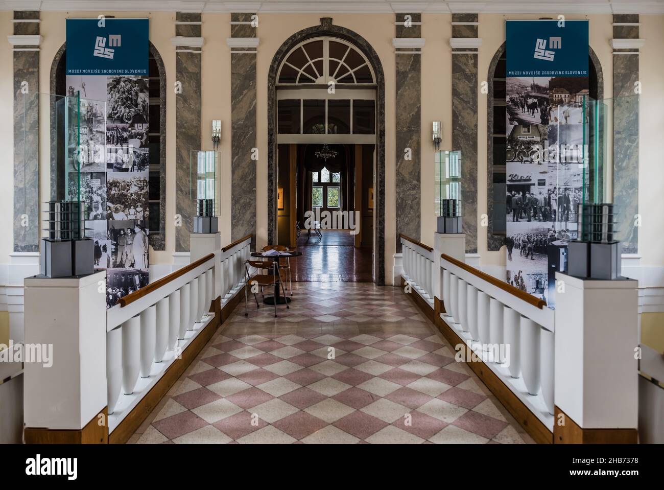 Ljubljana, Slowenien - 04 07 2018: Innenarchitektur der Halle und der Treppe des Museums für Zeitgeschichte Stockfoto