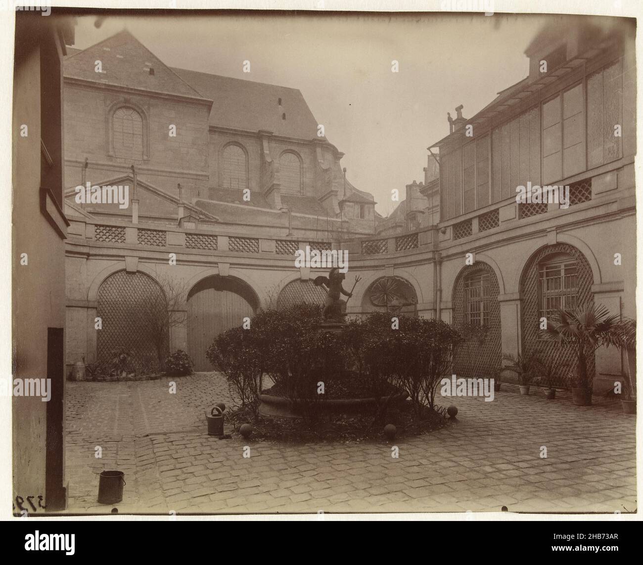 Innenhof des Hôtel d'Ambrun am Quai de Béthune, Paris, Hotel d'ambrun - quai de Bethune 24 (Titel auf Objekt), Eugène Atget (zugeschrieben), Paris, 1890 - 1925, Papier, Albumendruck, Höhe 180 mm × Breite 220 mm Stockfoto