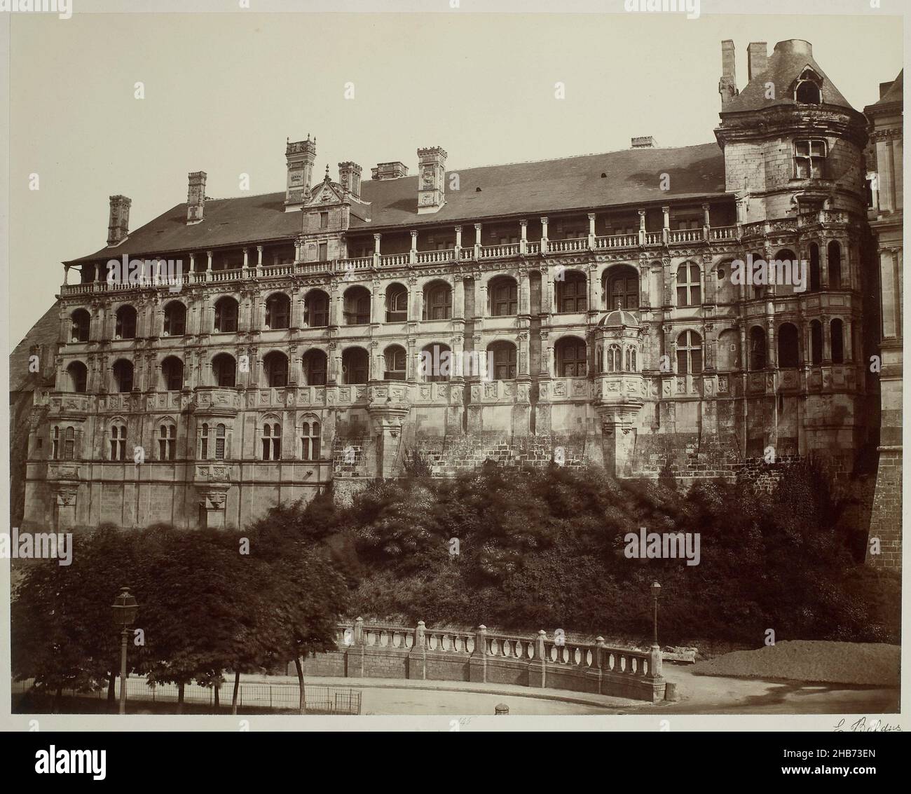 Château de Blois, Édouard Denis Baldus (auf Objekt erwähnt), Frankreich, 1855 - 1858, Karton, Albumendruck, Höhe 341 mm × Breite 433 mm Stockfoto