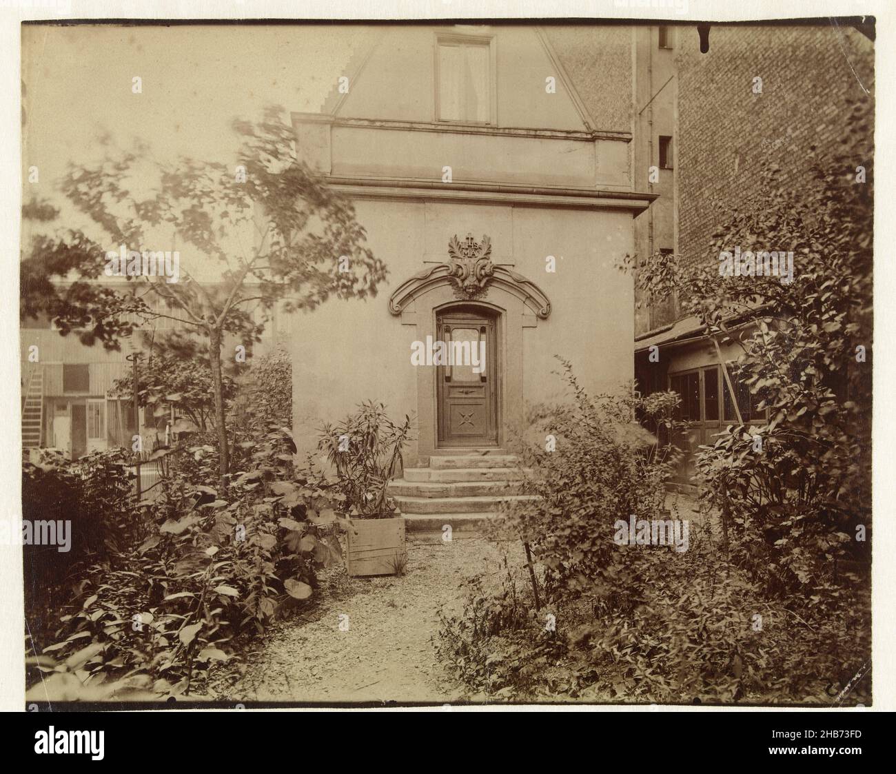 Hauskapelle von Mlle Lavalière, Rue Nicole, Paris, Oratoire de M.elle Lavalière, Rue Nicole (Titel auf Objekt), Eugène Atget (zugeschrieben), Paris, 1890 - 1927, Papier, Pappe, Albumin-Print, Höhe 179 mm × Breite 221 mm Stockfoto
