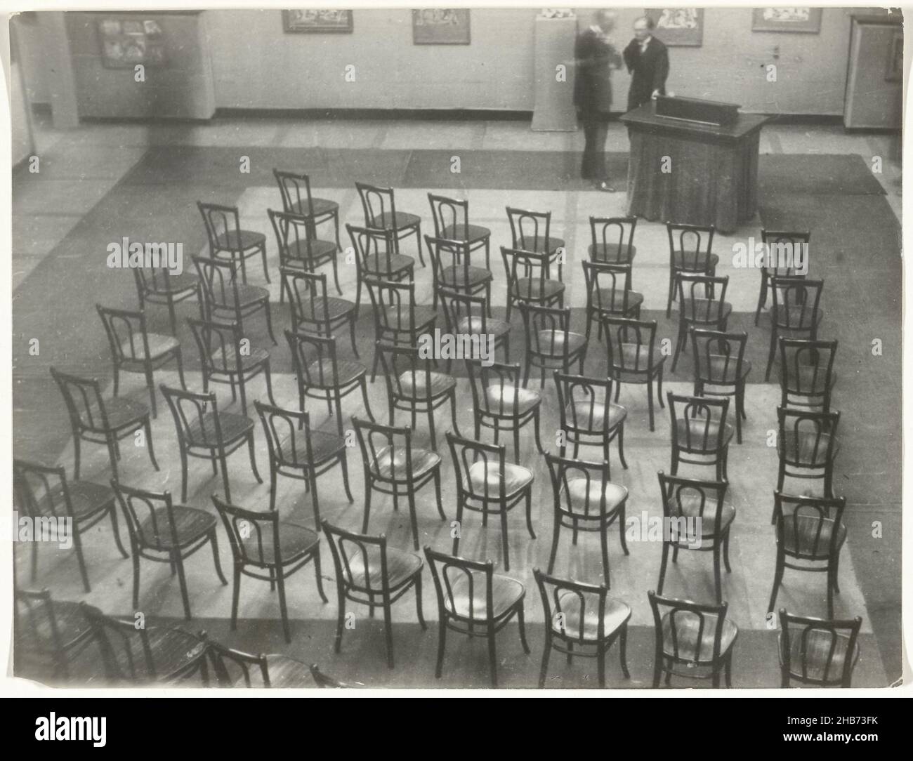 Karl mit und Konrad Adenauer vor einem leeren Raum mit Stühlen, evtl. Museum für Kunstgewerbe in Köln, Hannes Flach (auf Objekt erwähnt), Köln, 1925 - 1933, Barytapapier, Silbergelatine-Druck, Höhe 179 mm × Breite 234 mm Stockfoto