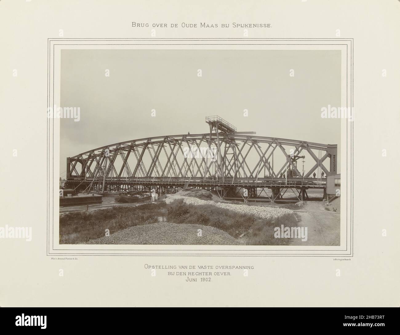 Aufbau der Festspannbrücke über die Alte Maas am rechten Ufer bei Spijkenisse, Brücke über die Alte Maas bei Spijkenisse (Serientitel), Arnaud Pistoor & Zoon (Objektbezeichnung), Den Bosch, Jun-1902, Karton, fotografische Unterstützung, Höhe 293 mm × Breite 420 mm Stockfoto