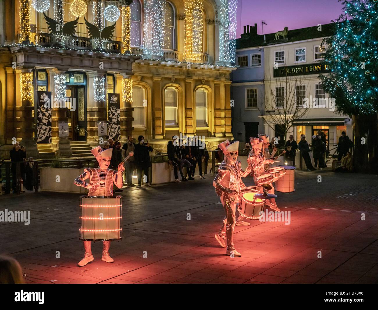 Ipswich, Suffolk, England - Dezember 16 2021: Spark Drum Band tritt vor dem Rathaus von Ipswich mit einer pulsierenden tänzerischen Performance auf Stockfoto