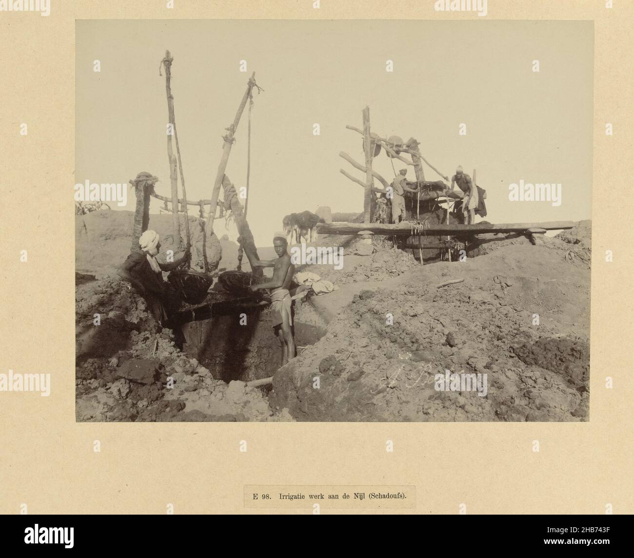 Bewässerung funktioniert auf dem Nil, E 98. Bewässerungsarbeiten auf dem Nil (Schadoufs) (Titel auf Objekt), das Foto ist Teil der Serie von Fotografien aus Ägypten gesammelt von Richard Polak., Antonio Beato (erwähnt auf Objekt), Egypte, c. 1895 - c. 1915, fotografischer Träger, Papier, Albumin-Druck, Höhe 218 mm × Breite 278 mmhöhe 466 mm × Breite 555 mm Stockfoto
