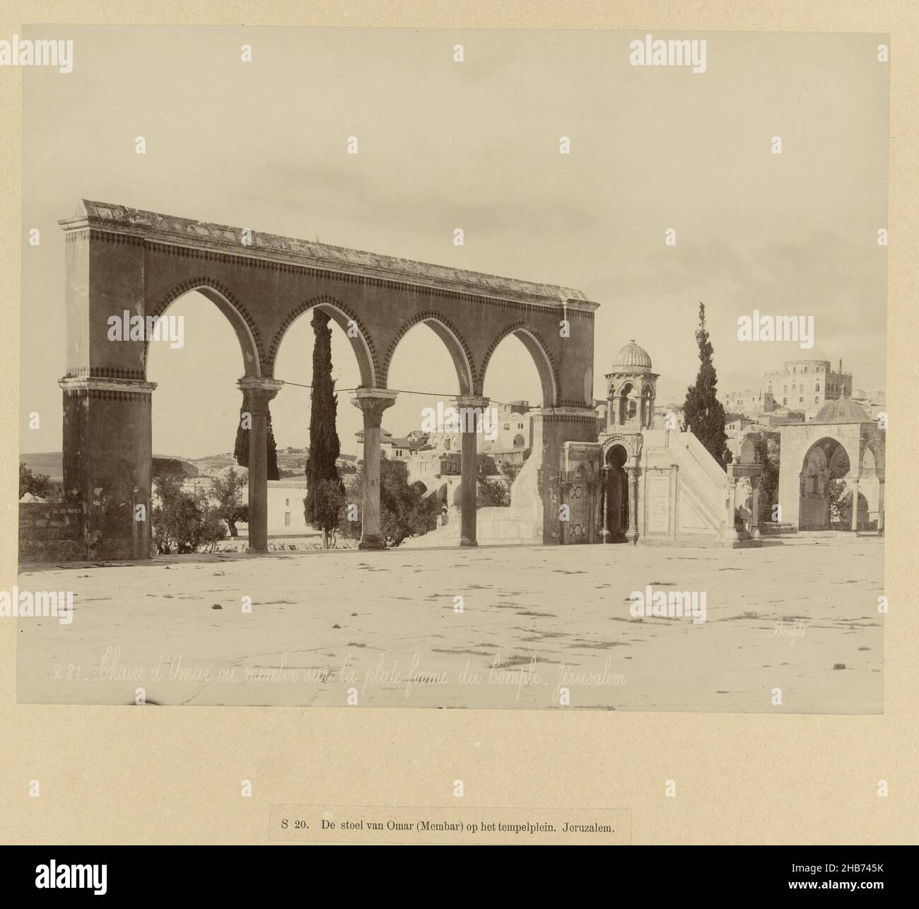 S 20. Der Stuhl von Omar (Membar) auf dem Tempelplatz. Jerusalem. (Titel des Objekts)281. Chaire d'Omar ou member sur la plate forme du Temple - Jerusalem. (Titel auf Objekt), das Foto ist Teil der Serie von Fotografien aus Israel, Palästina und Syrien von Richard Polak gesammelt., Félix Bonfils, Israël, c. 1895 - c. 1915, fotografischer Träger, Papier, Albumin-Druck, Höhe 215 mm × Breite 272 mmhöhe 466 mm × Breite 555 mm Stockfoto
