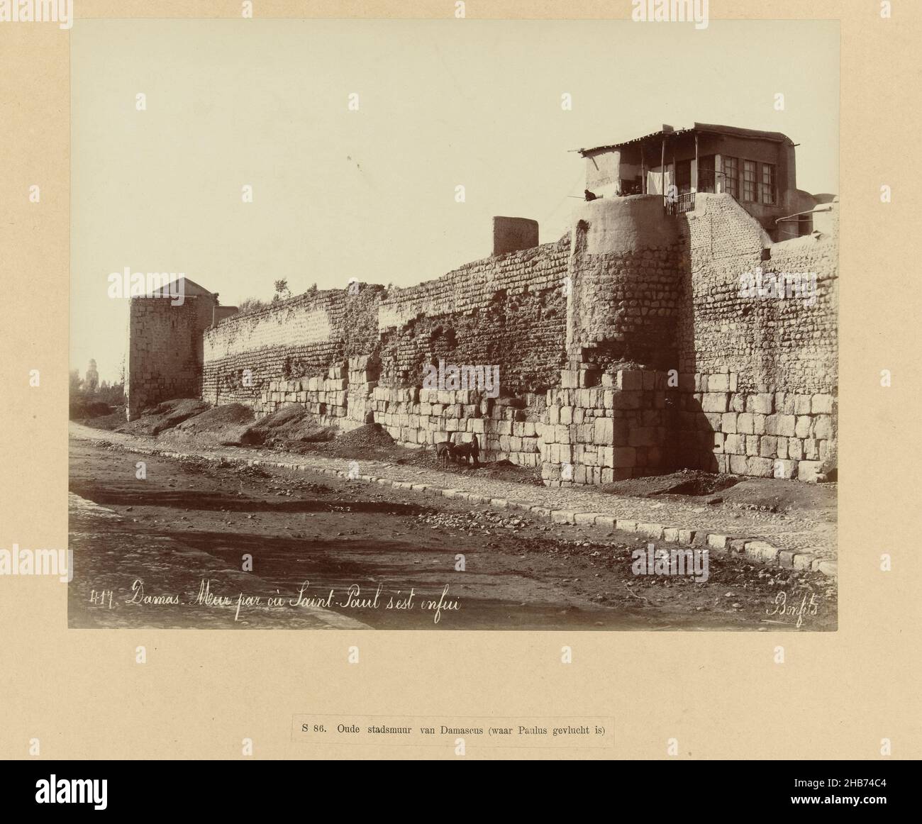 S 86. Alte Stadtmauer von Damaskus (wo Paulus floh). (Titel auf Objekt), Syrien (Serientitel)417. Damas, Mur par ou Saint-Paul s'est enfui. Bonfils (Titel auf Objekt), das Foto ist Teil der Serie von Fotografien von Syrien gesammelt von Richard Polak., Bonfils, Damaskus, c. 1867 - c. 1876, fotografischer Träger, Papier, Albumin-Druck, Höhe 220 mm × Breite 274 mmhöhe 556 mm × Breite 442 mm Stockfoto
