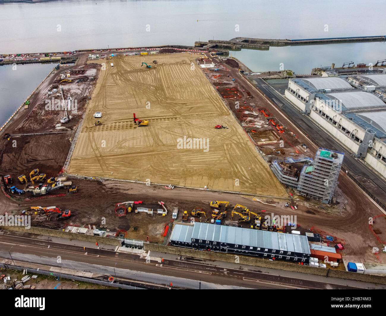 Eine Luftaufnahme der Bauarbeiten auf dem Gelände des neuen Stadions des Everton Football Clubs, das am Bramley-Moore Dock errichtet wird. Bilddatum: Freitag, 17. Dezember 2021. Stockfoto