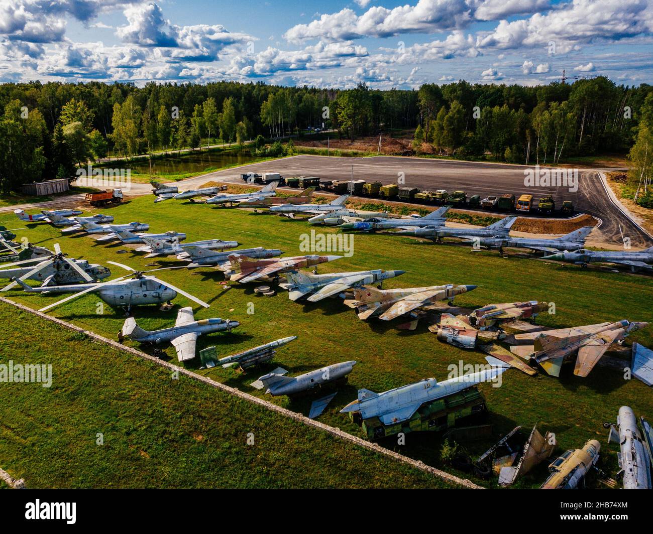 Luftaufnahme von Militärflugzeugen auf dem Flugplatz. Stockfoto