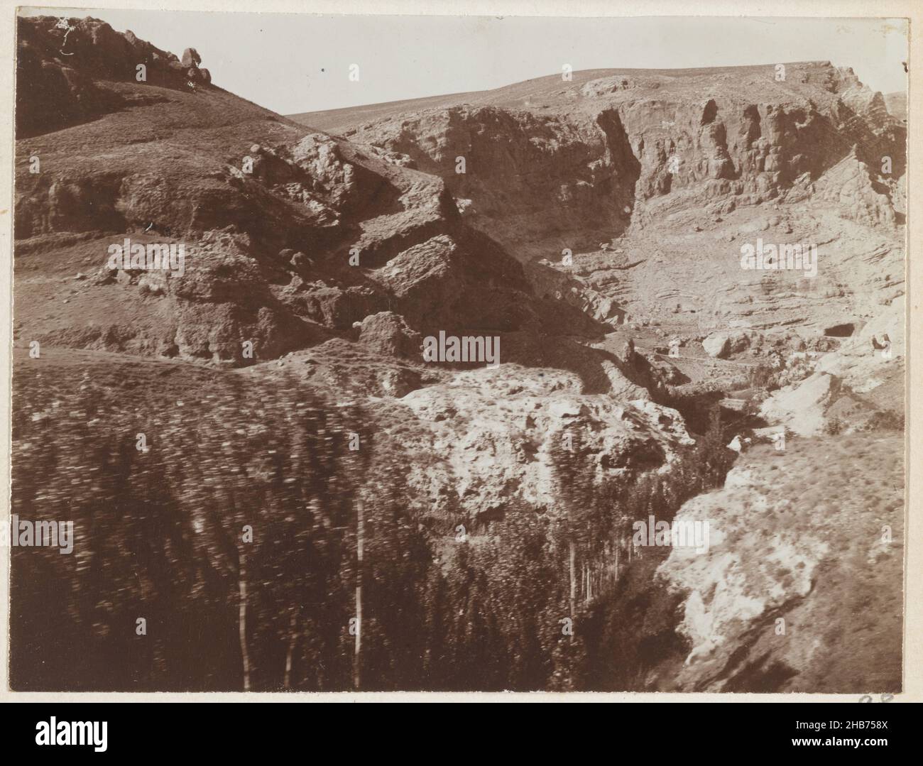 Blick auf das Tal des Barada-Flusses, Syrien, Barada-Tal, L. Heldring, Syrië, 1898, fotografischer Träger, Höhe 83 mm × Breite 109 mm Stockfoto