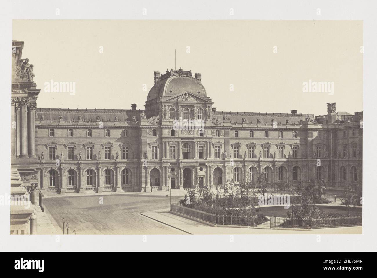 Cour Napoléon und der Pavillon Sully vom Turgot-Flügel aus gesehen, Teil der Réunion des Tuileries au Louvre 1852-1857, Album 2., Édouard Denis Baldus, Paris, 1857, Papier, gesalzener Papierdruck, Höhe 382 mm × Breite 558 mm Stockfoto