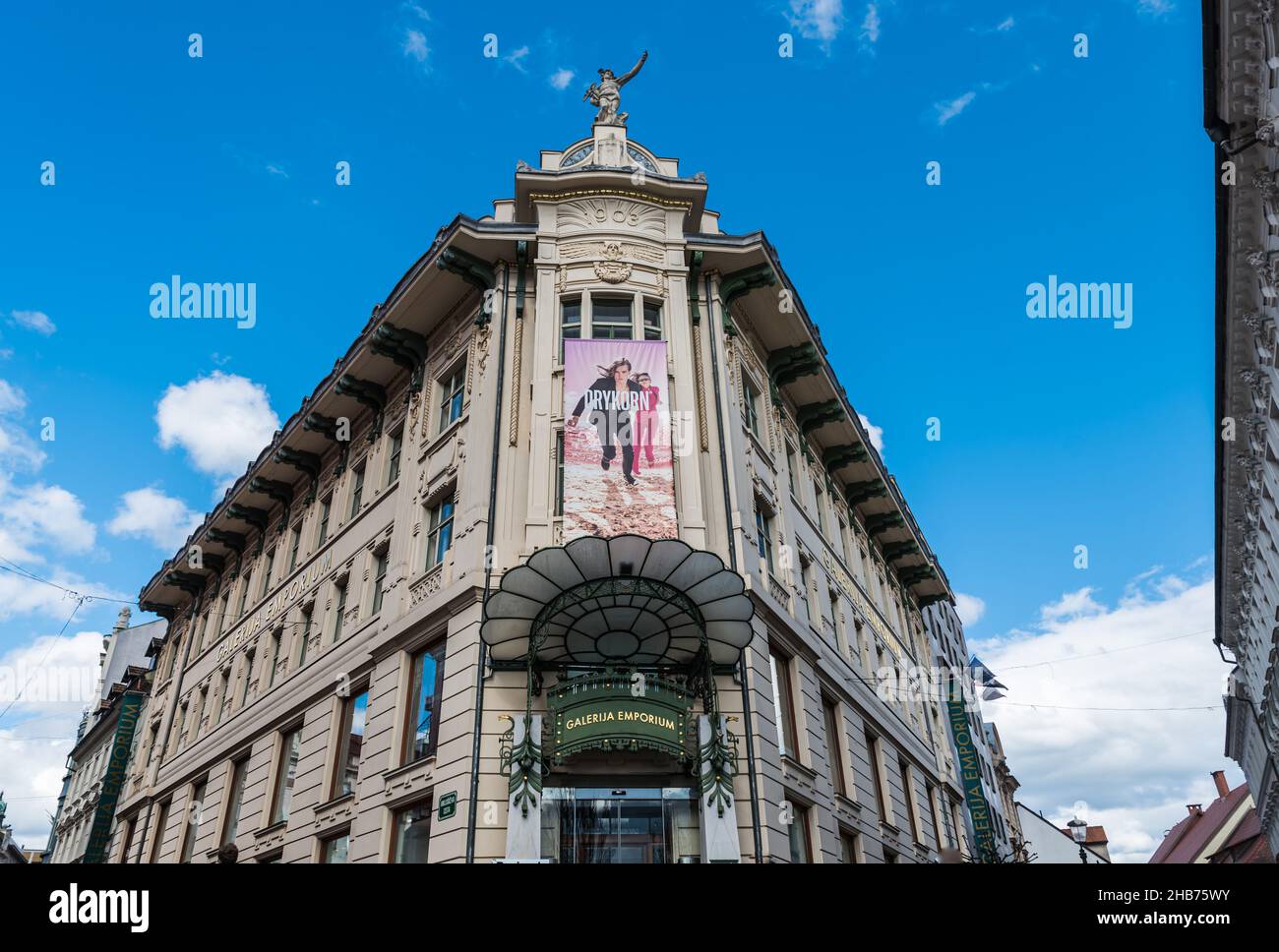 Ljubljana, Slowenien - 04 13 2018: Fassade der Kaiserlichen Galerie, einem hochwertigen Modeladen Stockfoto