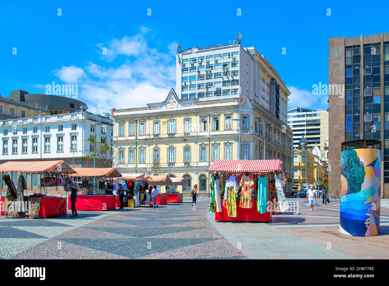 Kleinunternehmen, die auf dem 15. November Platz im Stadtzentrum Kleidung und Souvenirs verkaufen. 17. Dezember 2021 Stockfoto