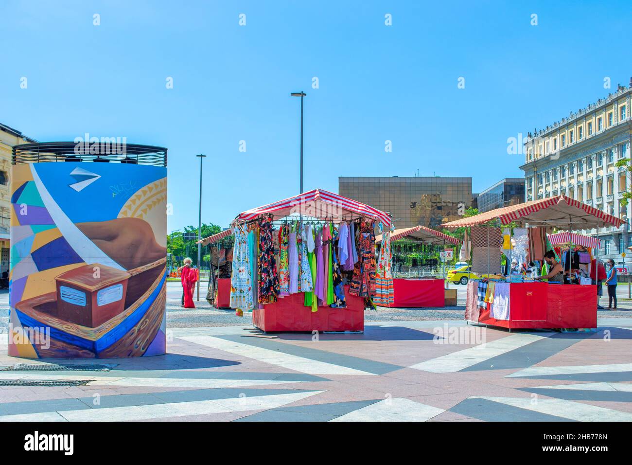 Kleinunternehmen, die auf dem 15. November Platz im Stadtzentrum Kleidung und Souvenirs verkaufen. 17. Dezember 2021 Stockfoto