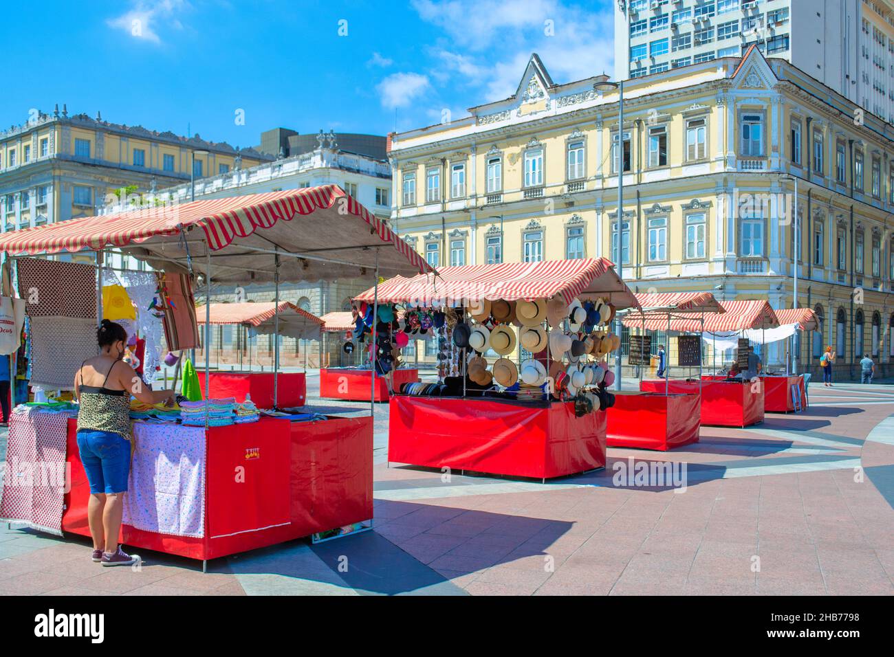Kleinunternehmen, die auf dem 15. November Platz im Stadtzentrum Kleidung und Souvenirs verkaufen. 17. Dezember 2021 Stockfoto