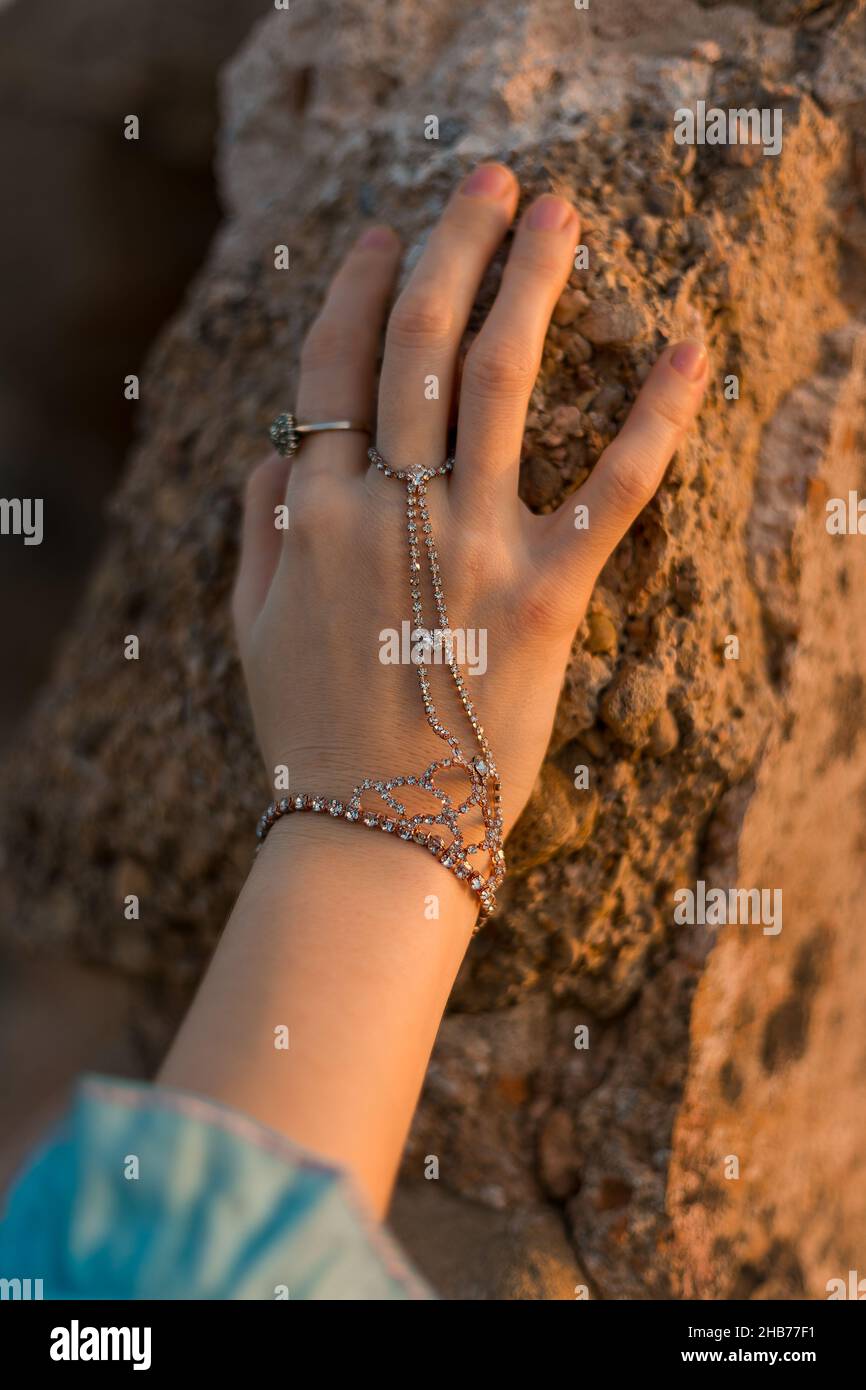 Nahaufnahme eines weiblichen Handbands mit ausgefallener Kette Stockfoto