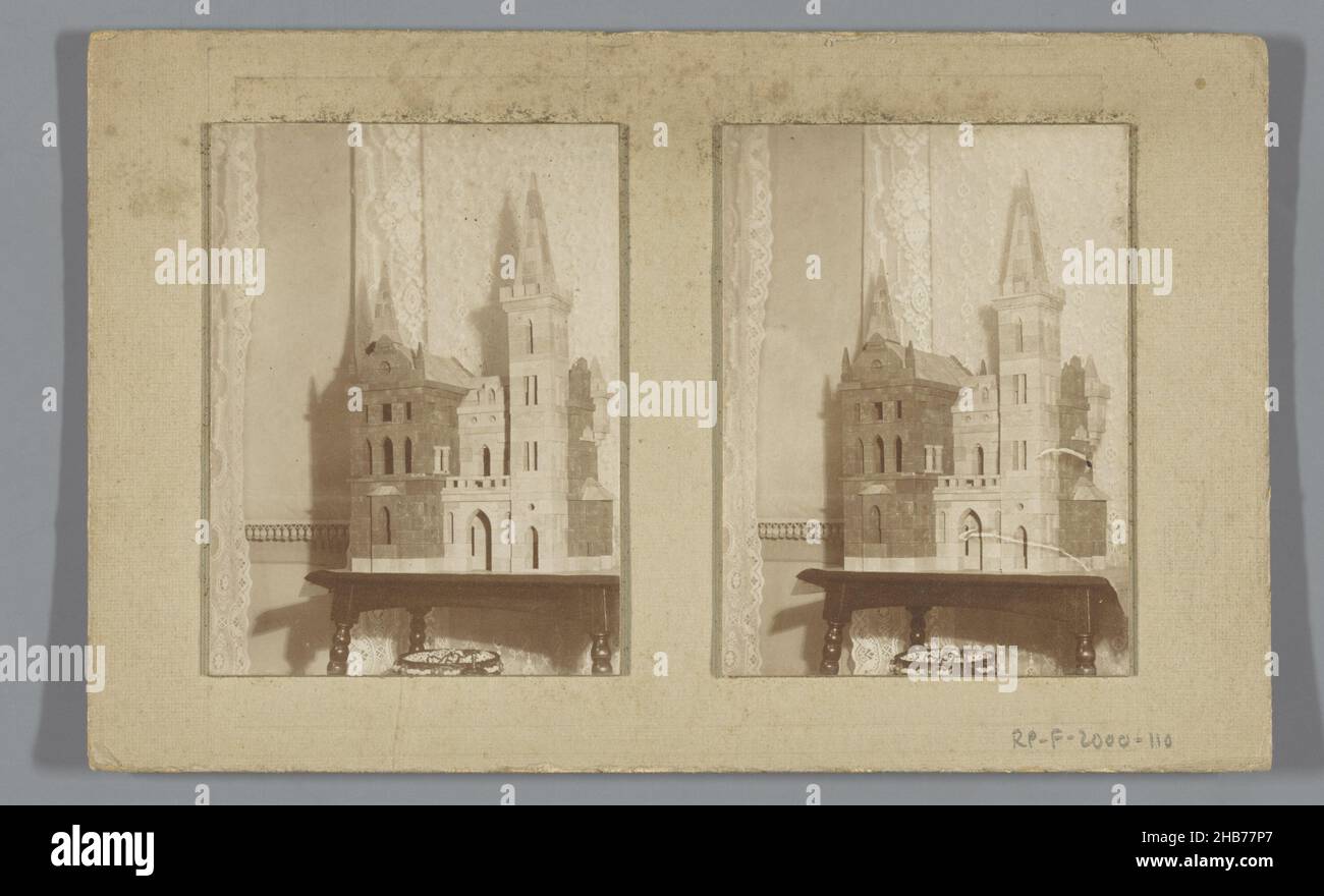 Modell einer Kirche auf einem Tisch, anonym, 1890 - 1930, Barytapapier, Pappe, Höhe 103 mm × Breite 163 mm Stockfoto