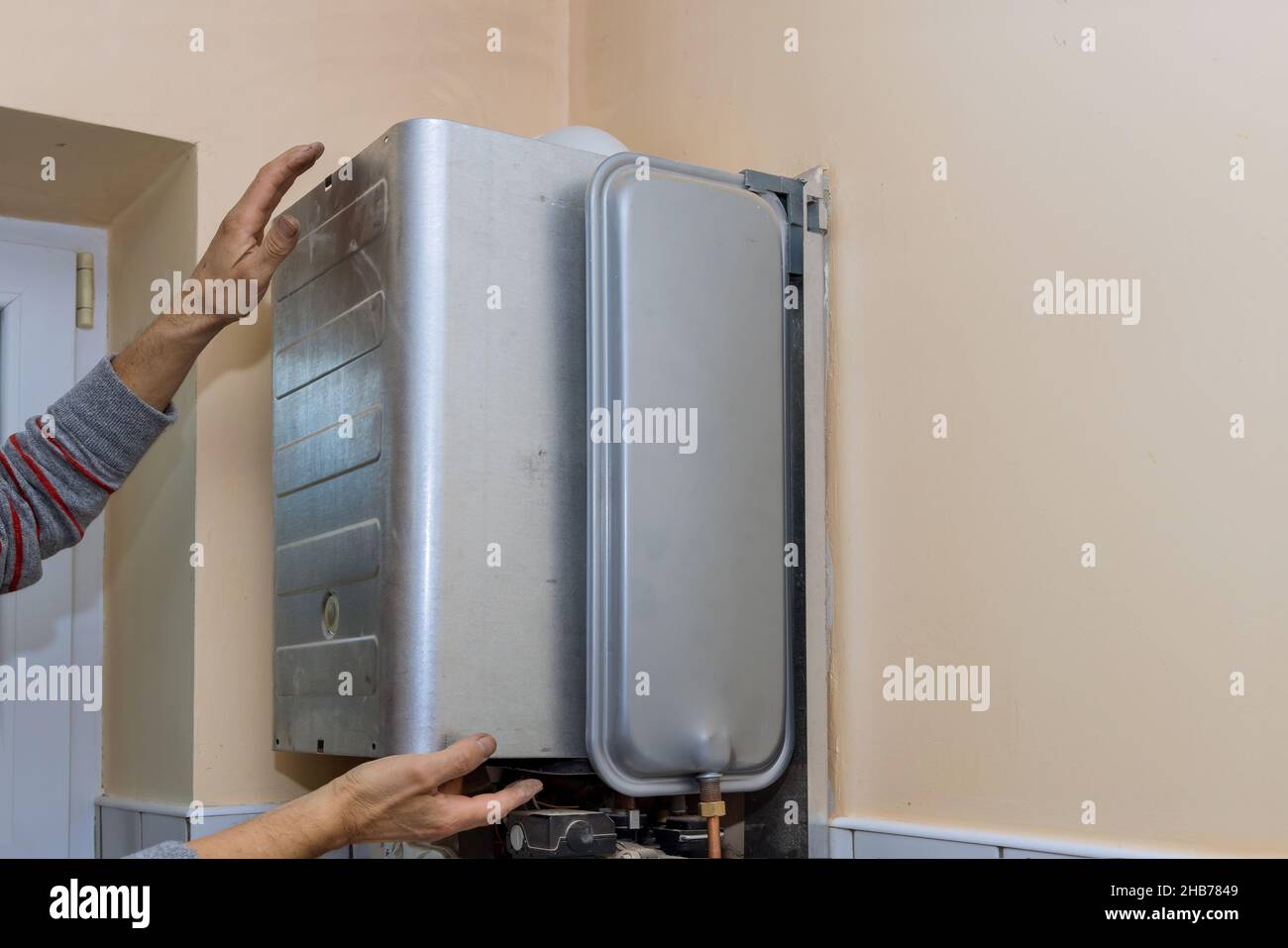 Wartungstechniker, der mit dem Heizkessel für Heimgas arbeitet Stockfoto