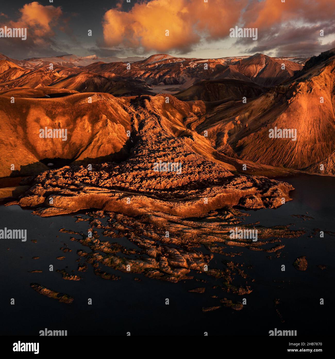 Luftaufnahme des isländischen Namshraun-Lavafeldes in einer Hochsommernacht. Stockfoto