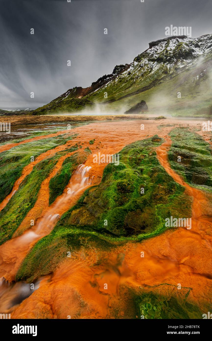 Farbenefulhheiße Quelle in einem isländischen Geothermiegebiet Stockfoto