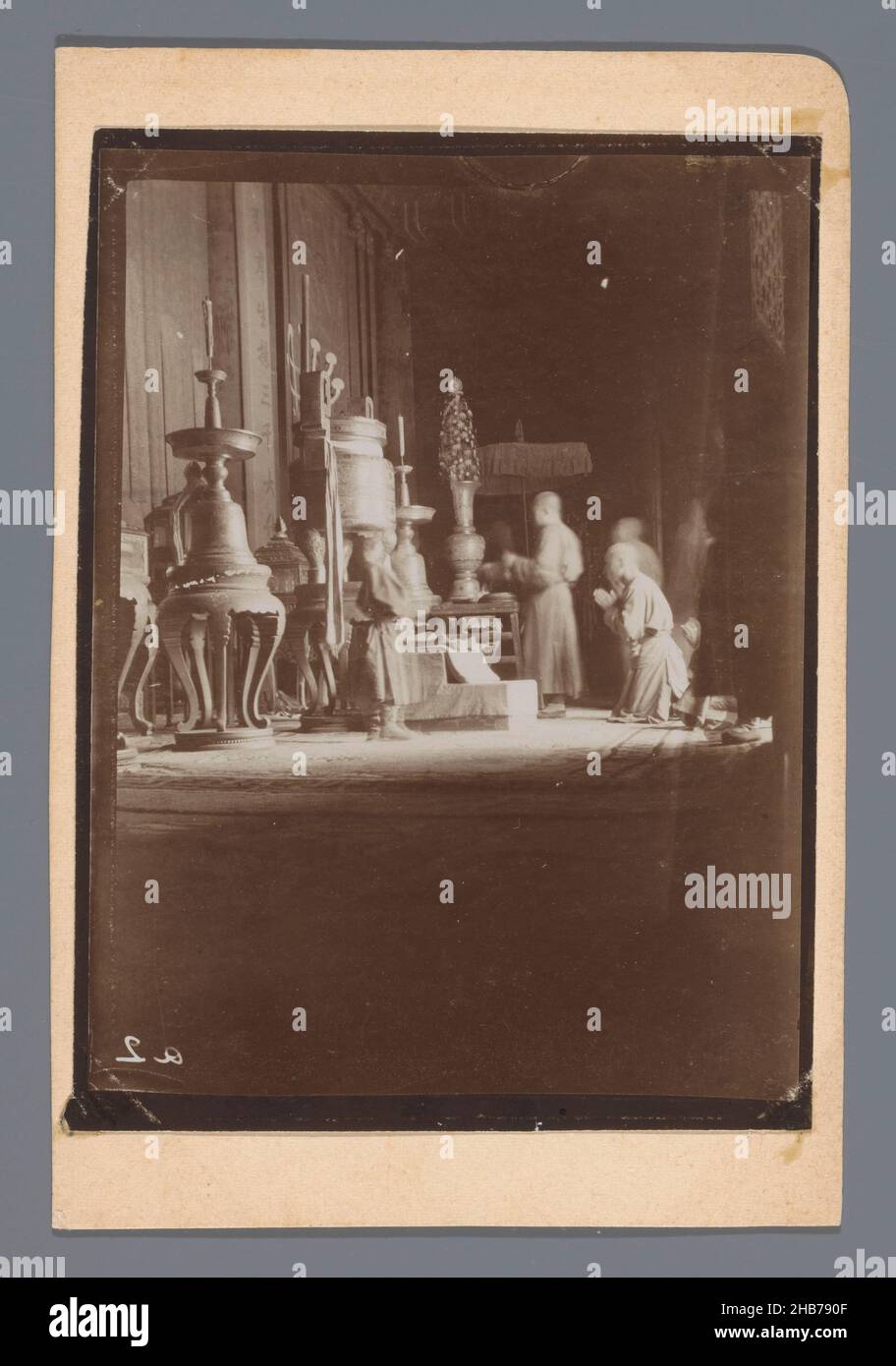 Blick in einen Tempel (?), China, Jan Adriani (zugeschrieben), China, 1907, Papier, foto:, Höhe 119 mm × Breite 90 mmhöhe 141 mm × Breite 95 mm Stockfoto