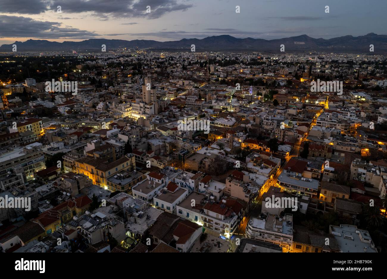 Luftdrohnenaufnahme des Stadtbildes von Nikosia in Zypern bei Sonnenuntergang Stockfoto