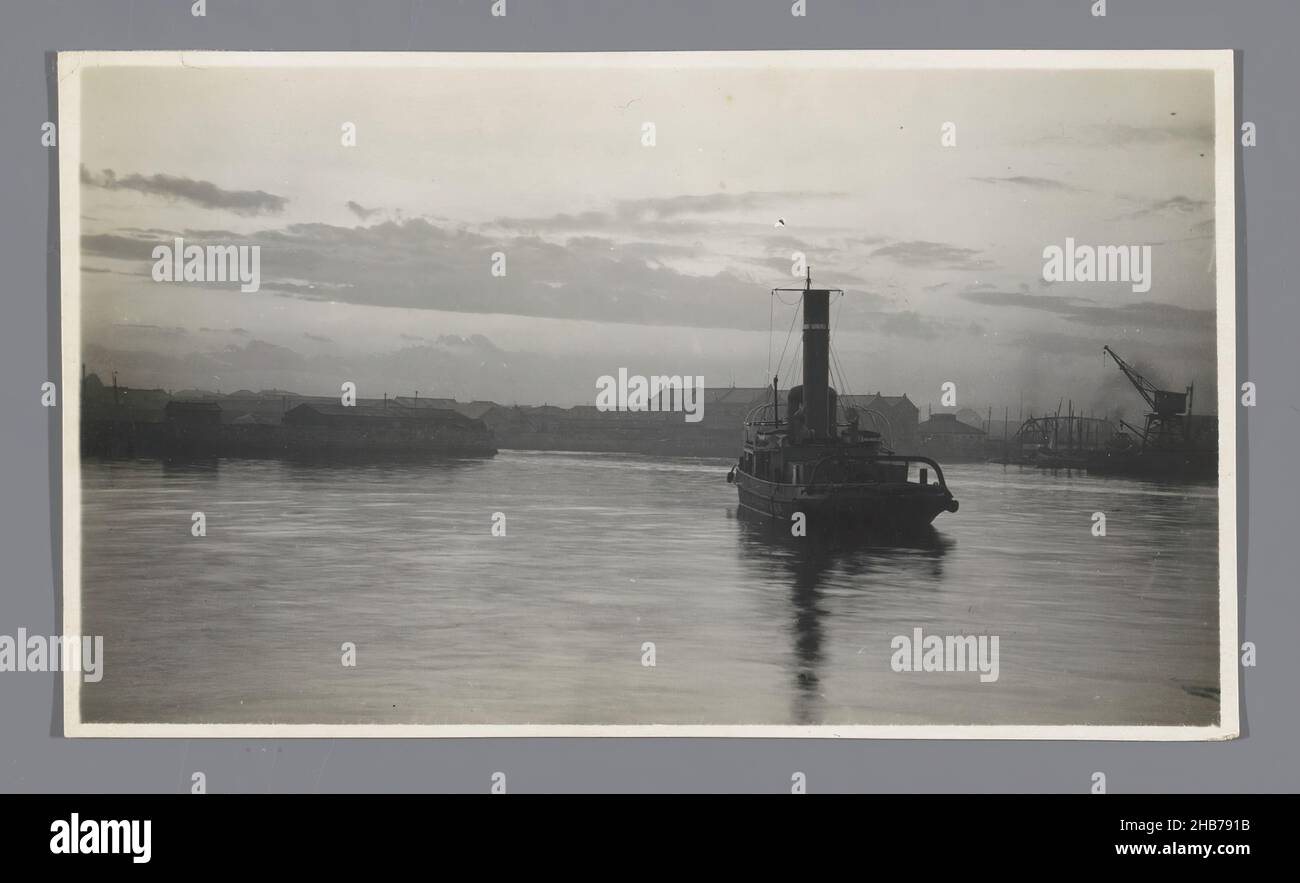 Ein Dampfer, von hinten gesehen, in einem Hafen, Jan Adriani (Kreis), 1907, fotografischer Träger, Gelatine-Silberdruck, Höhe 78 mm × Breite 135 mm Stockfoto