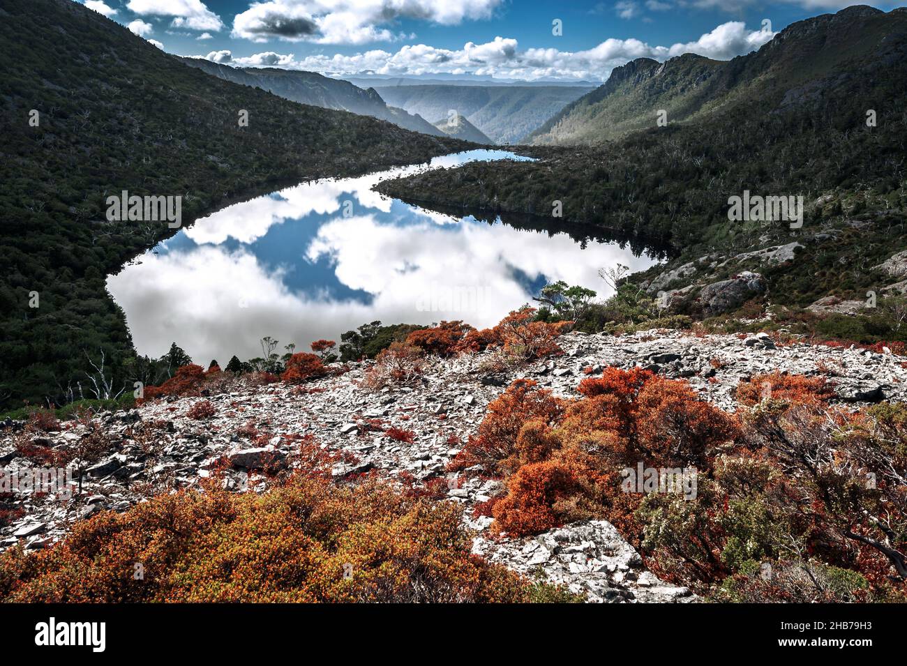 Reflections on Lake Hanson in Cradle Mountain & Lake St Clair National Park. Stockfoto