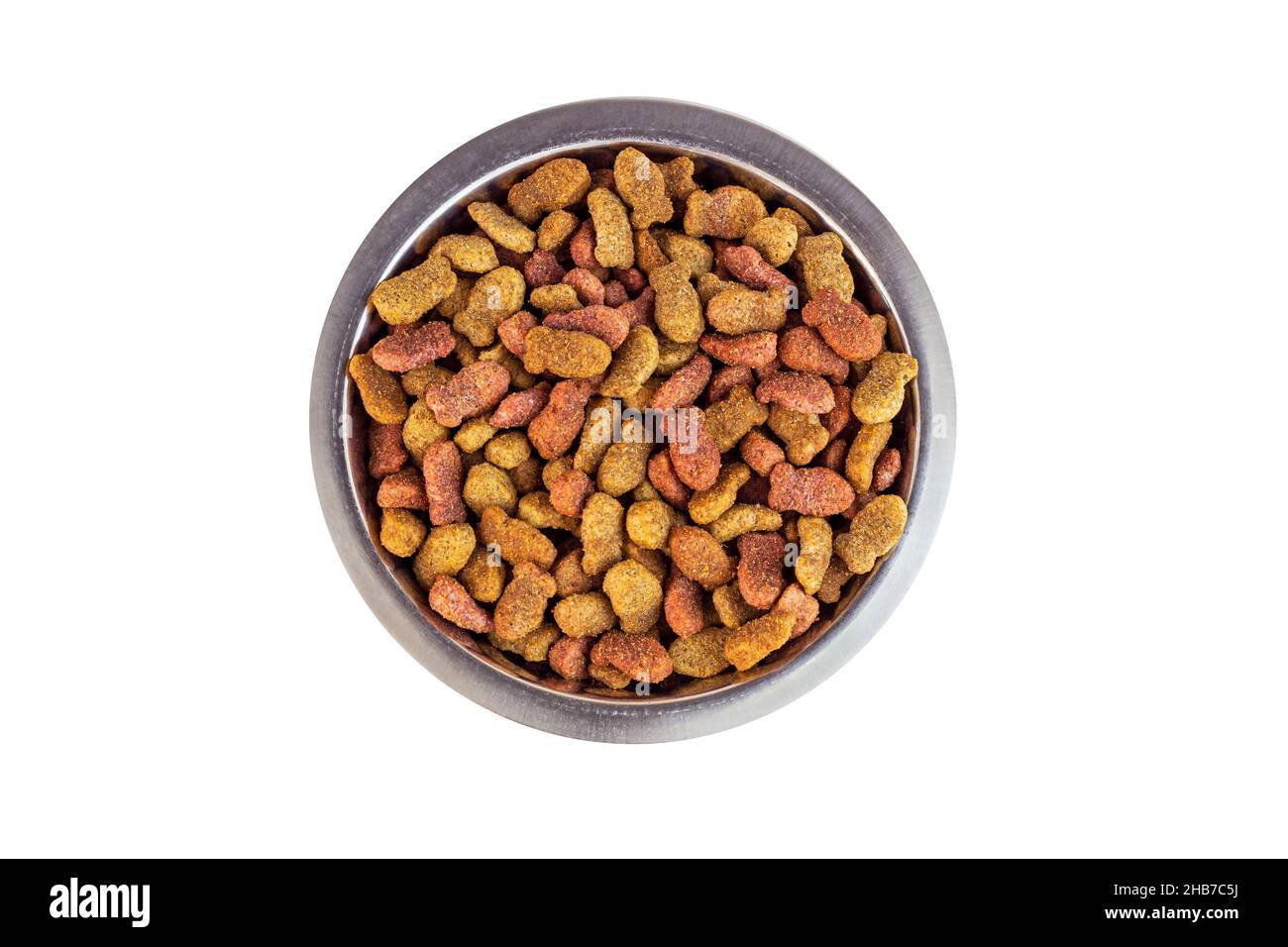 Draufsicht auf braune kibble Stücke für Katzenfutter in einer Metallschale isoliert auf weißem Hintergrund. Gesundes trockenes Tierfutter. Stockfoto