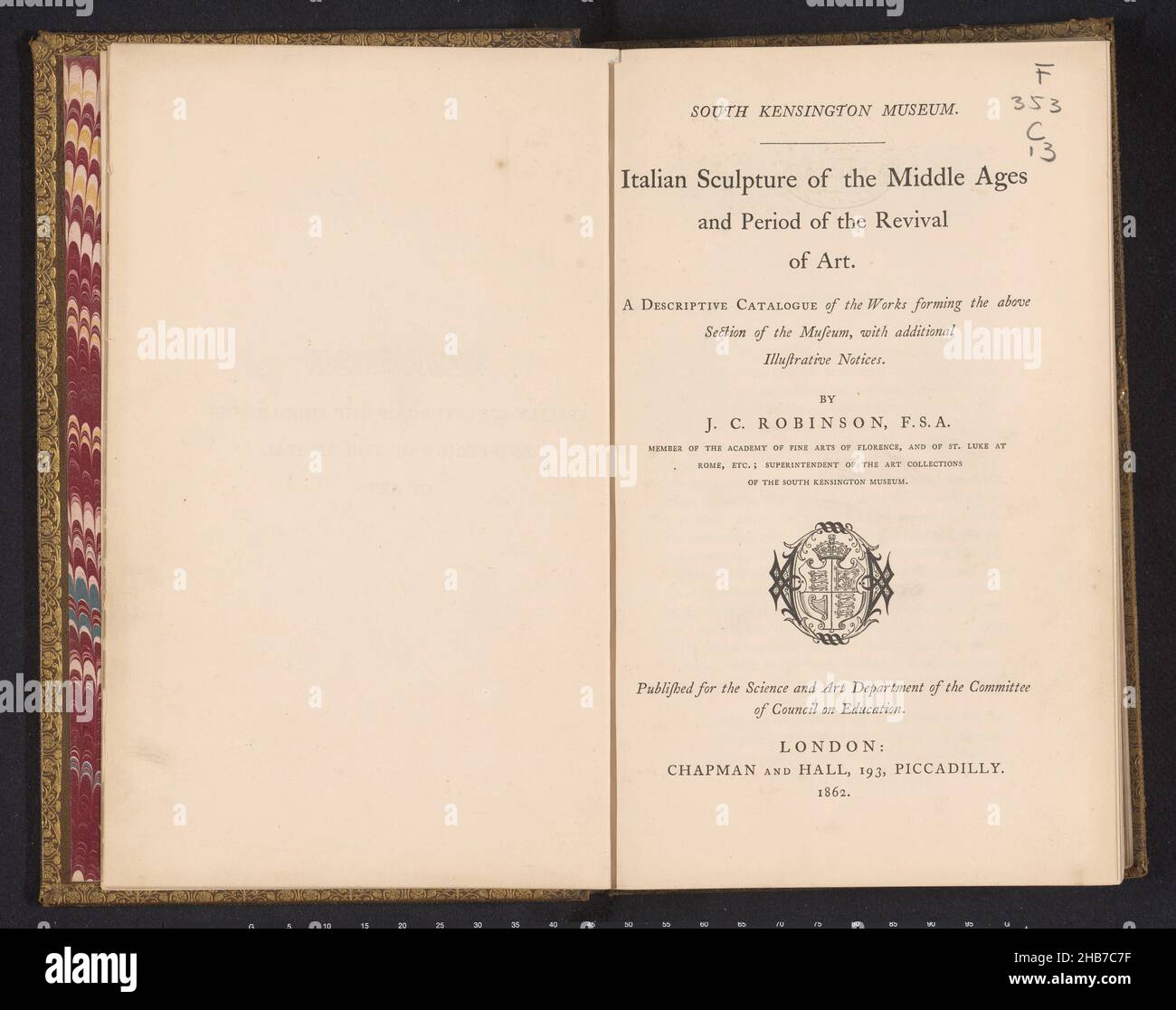 Italienische Skulptur des Mittelalters und der Periode der Wiederbelebung der Kunst ein beschreibender Katalog der Arbeiten, die den obigen Abschnitt des Museums bilden (Titel auf Objekt), John Charles Robinson (erwähnt auf Objekt), Herausgeber: Chapman & Hall (erwähnt auf Objekt), London, 1862, Papier, Leder, Albumendruck, gekämmtes Marmorpapier, Gravur, Höhe 153 mm × Breite 165 mm × Dicke 4 mm Stockfoto