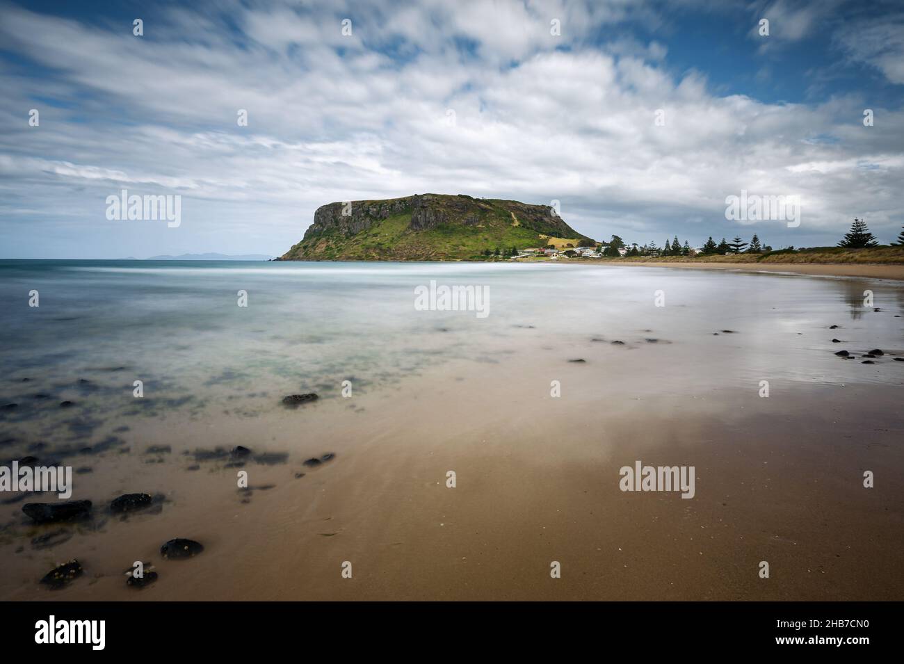 Blick am Strand entlang auf die Nut in Stanley / Tasmanien. Stockfoto