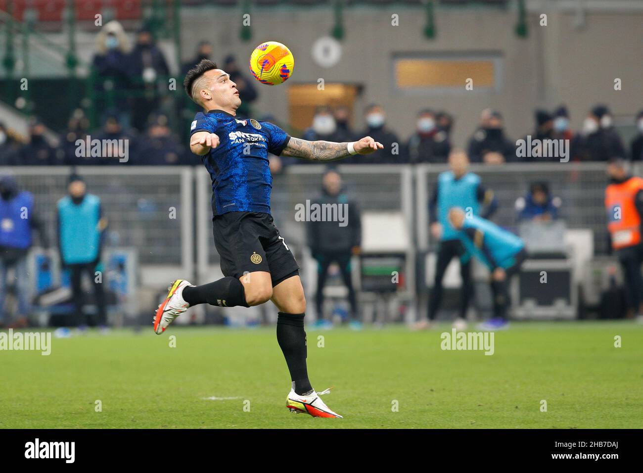 Mailand, Italien. 12th Dez 2021. Lautaro Martinez (Inter Stürmer) in Aktion während der Serie A Tim FC Inter gegen Cagliari 2021-2022 Tag 17 im San Siro Stadion. FC Inter gewinnt 4-0 (Bildquelle: © Fabrizio Andrea Bertani/Pacific Press via ZUMA Press Wire) Stockfoto