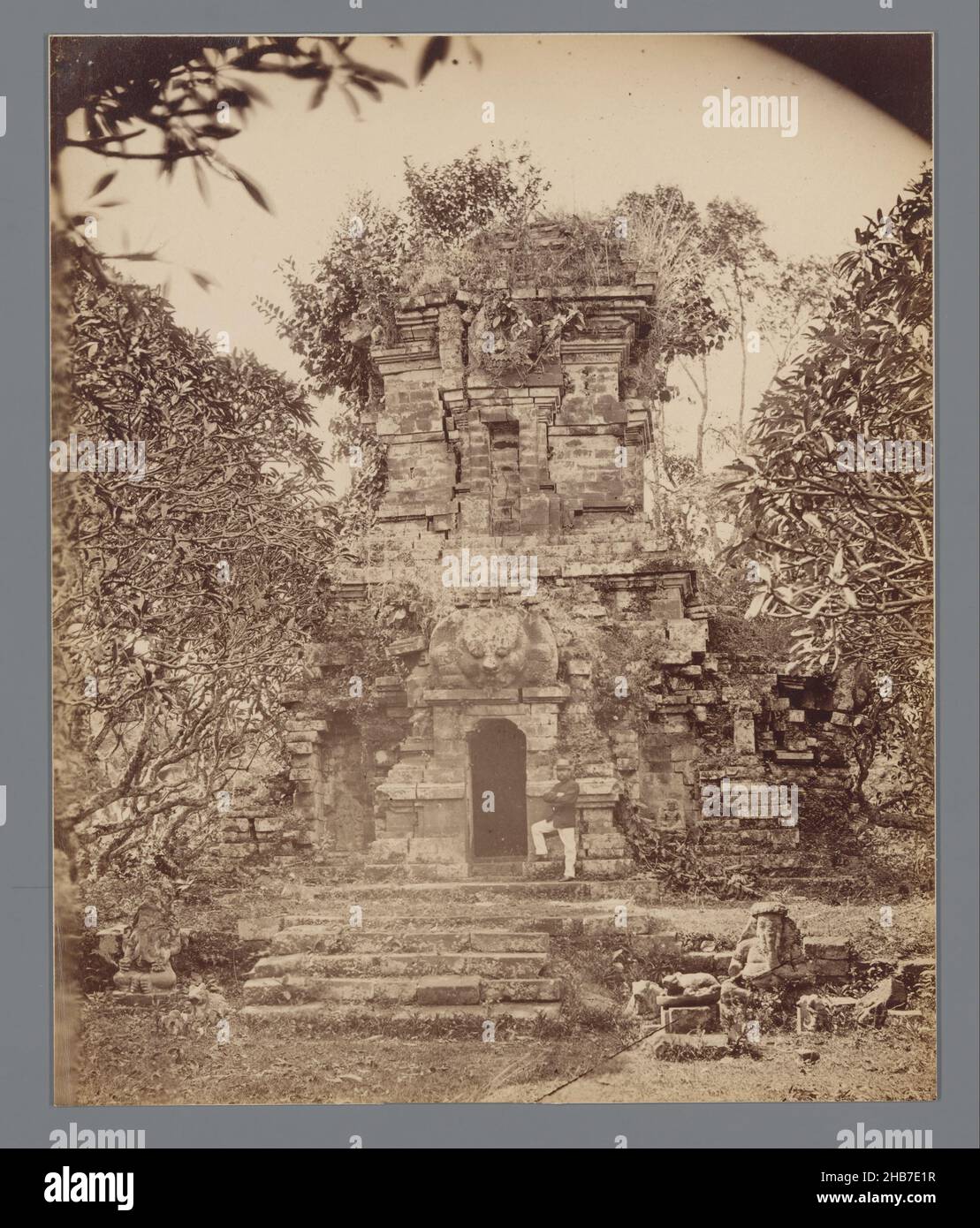 Tempel von Candi Singhasari, Malang in Ost-Java, Herman Salzwedel (erwähnt auf Objekt), Singosari, c. 1880, fotografischer Träger, Karton, Albumin-Druck, Höhe 266 mm × Breite 219 mm Stockfoto