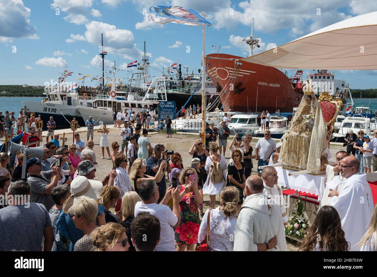 KUKLJICA, KROATIEN - 5. AUGUST 2021: Das ‘Fest der Muttergottes des Schnees’ findet jedes Jahr am 5th. August in Kukljica auf der Insel Ugljan, Kroatien, statt Stockfoto