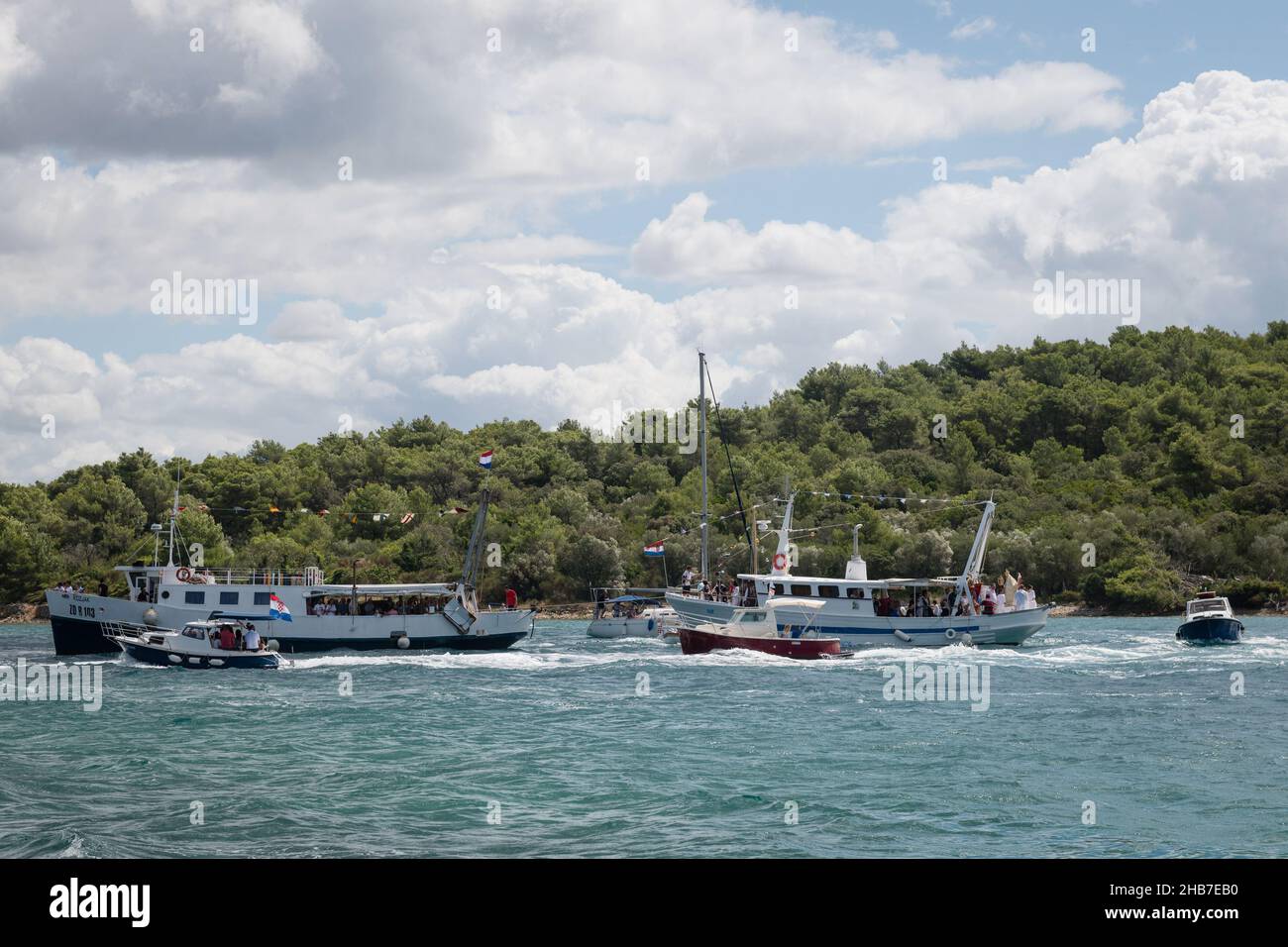 KUKLJICA, KROATIEN - 5. AUG 2021: Schiffe mit der Statue der Schneemadonna segeln nach Kukljica, Insel Ugljan, Dalmatien, Kroatien Stockfoto