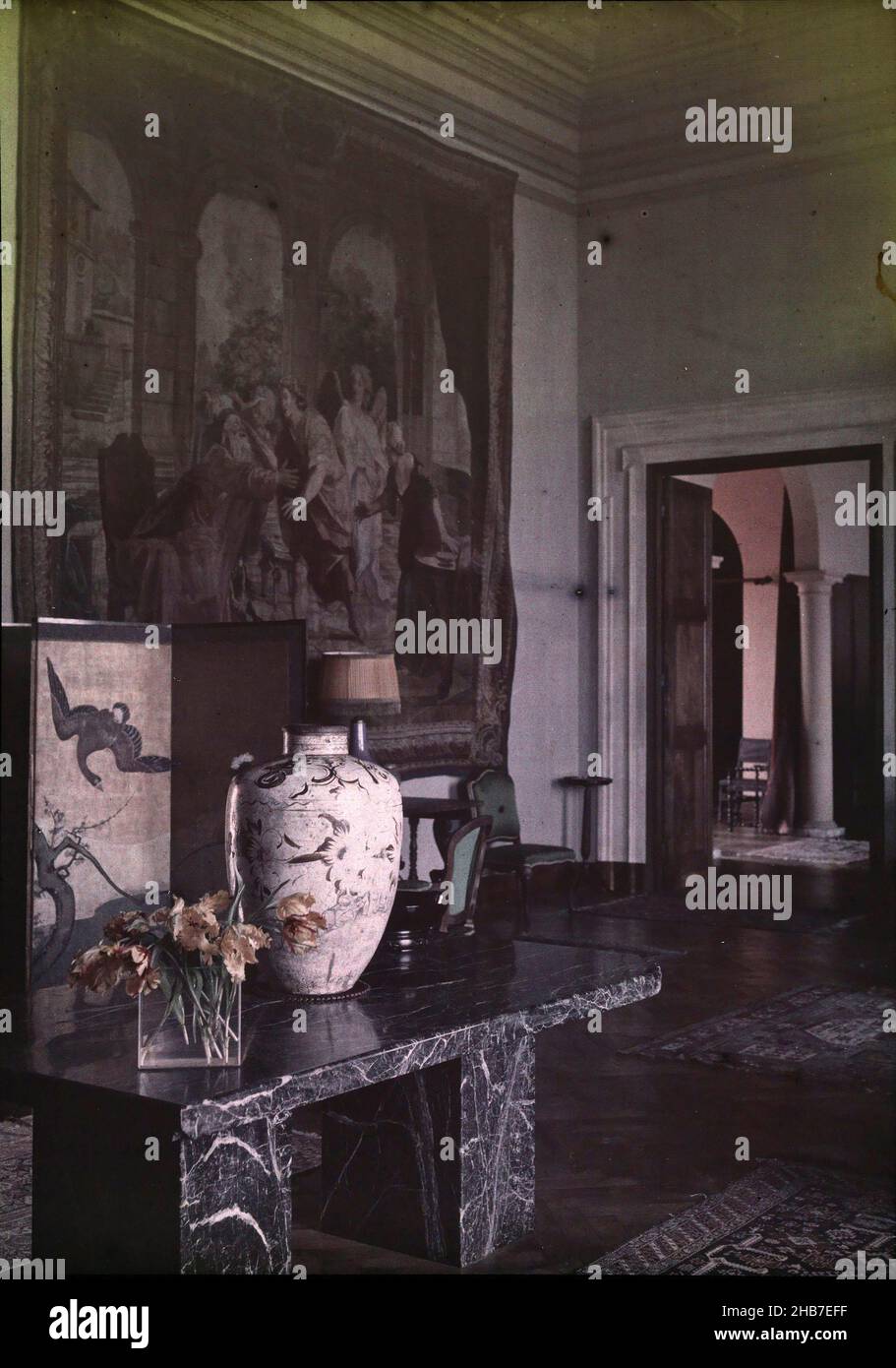 Interieur eines Hauses mit verschiedenen Kunstobjekten, anonym, c.. 1910 - c. 1940, Glas, Höhe 120 mm × Breite 180 mm Stockfoto