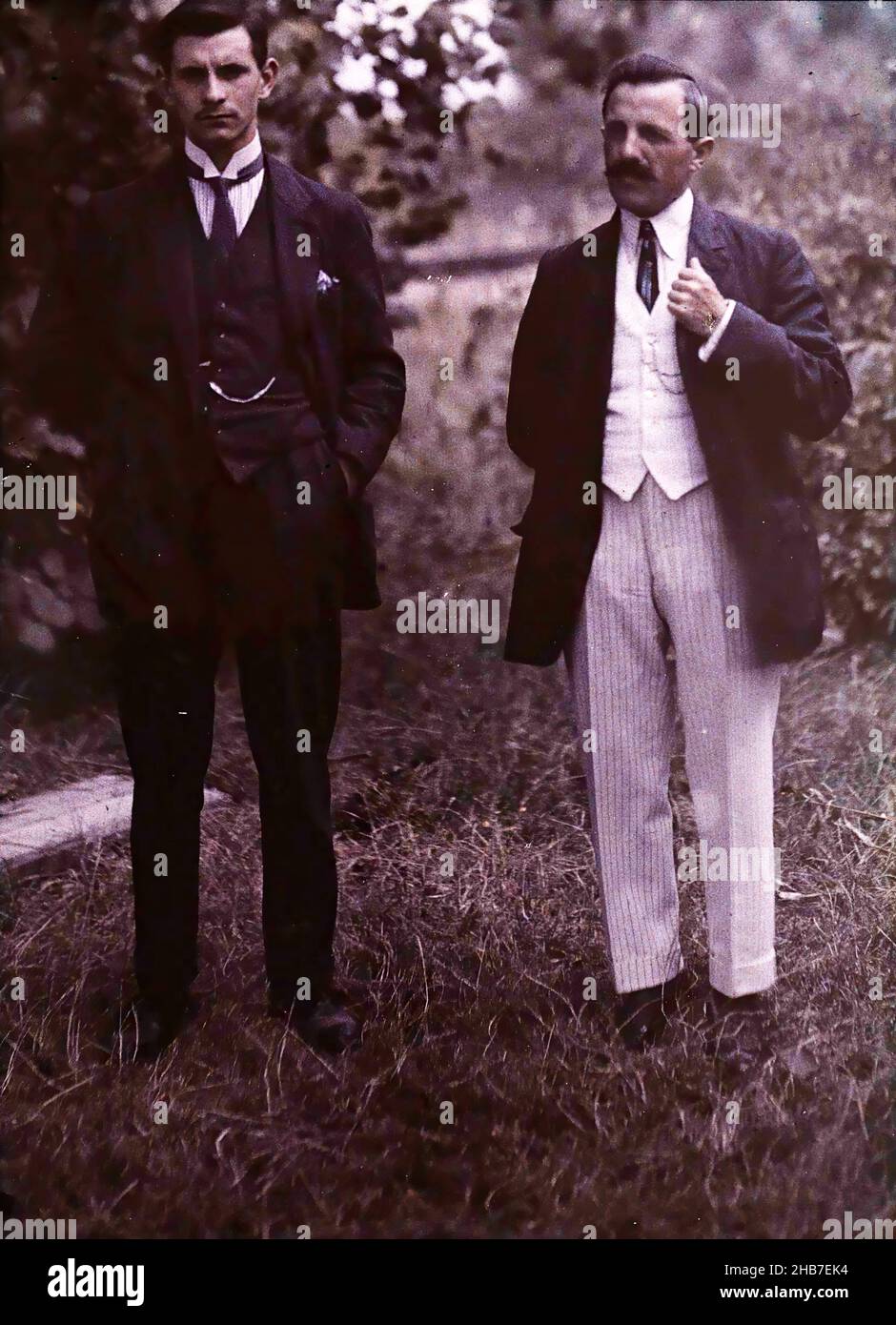 Zwei Männer in voller Länge, fotografiert in der Natur, anonym, c. 1910 - c. 1940, Glas, Höhe 119 mm × Breite 89 mm Stockfoto