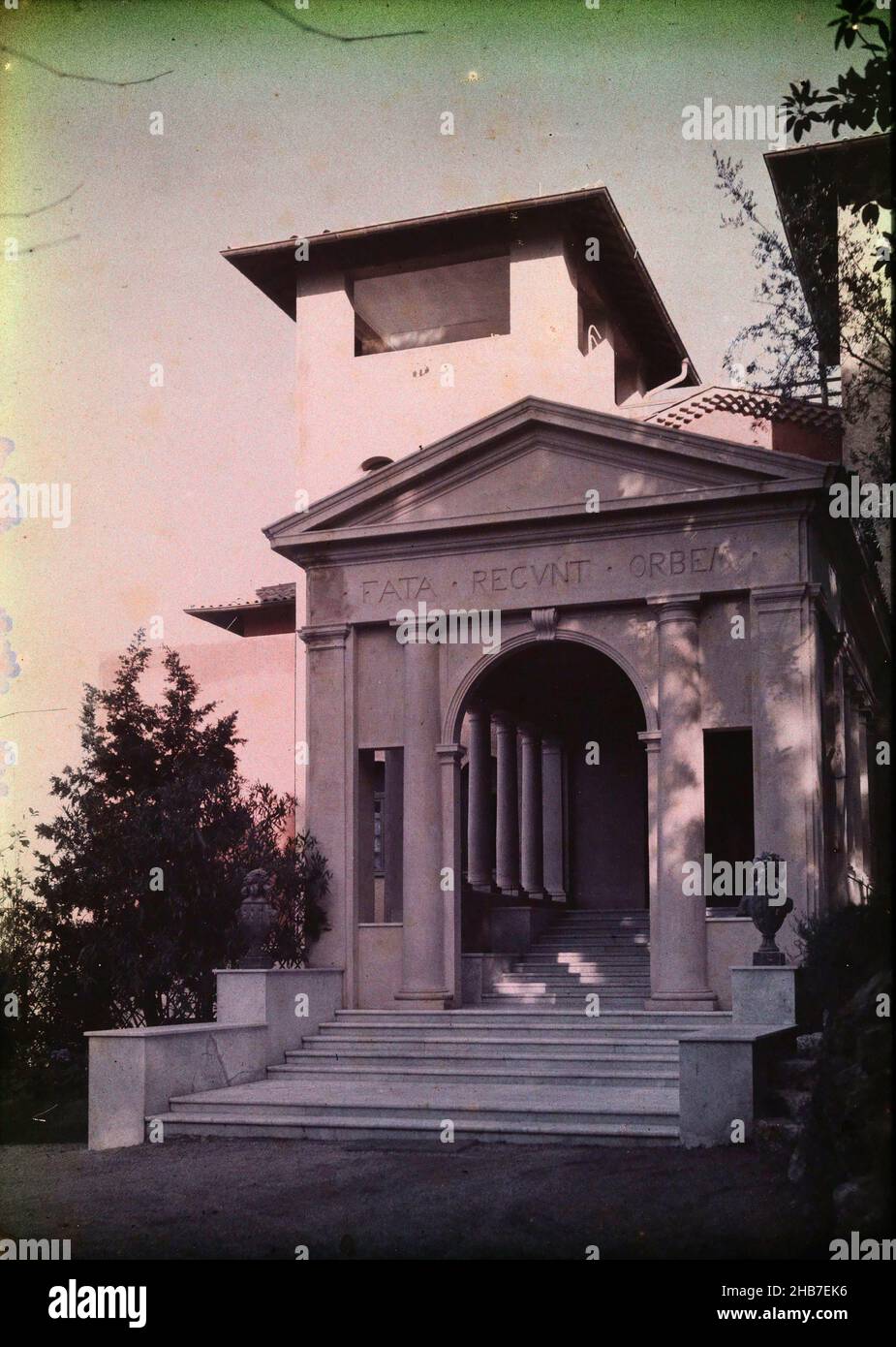 Portikus der Villa La Fiorentina in der Nähe von Saint Jean Cap Ferrat, auf dem Portikus steht: FATA Regunt Orbem., anonym, c. 1917 - c. 1940, Glas, Höhe 130 mm × Breite 180 mm Stockfoto